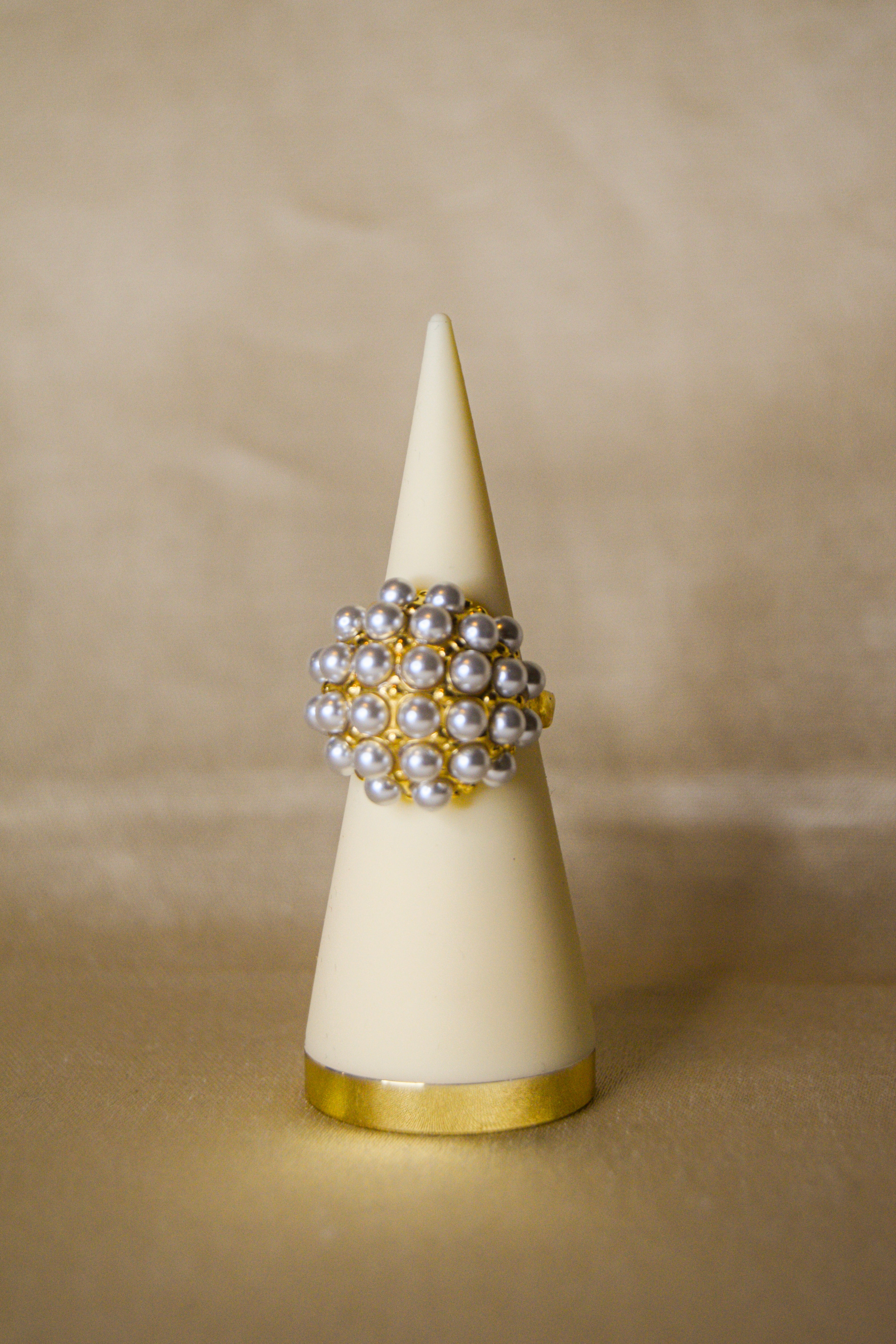 Anel dourado pedras brancas