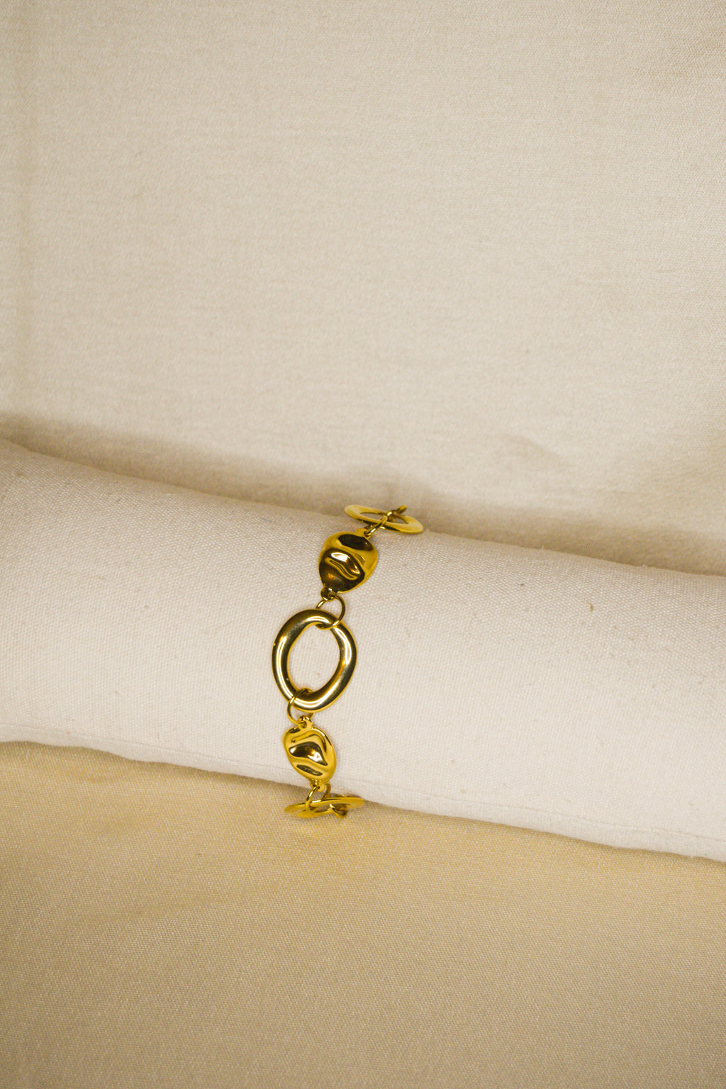 Pulseira dourada tachas grandes