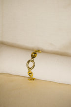 Pulseira dourada tachas grandes