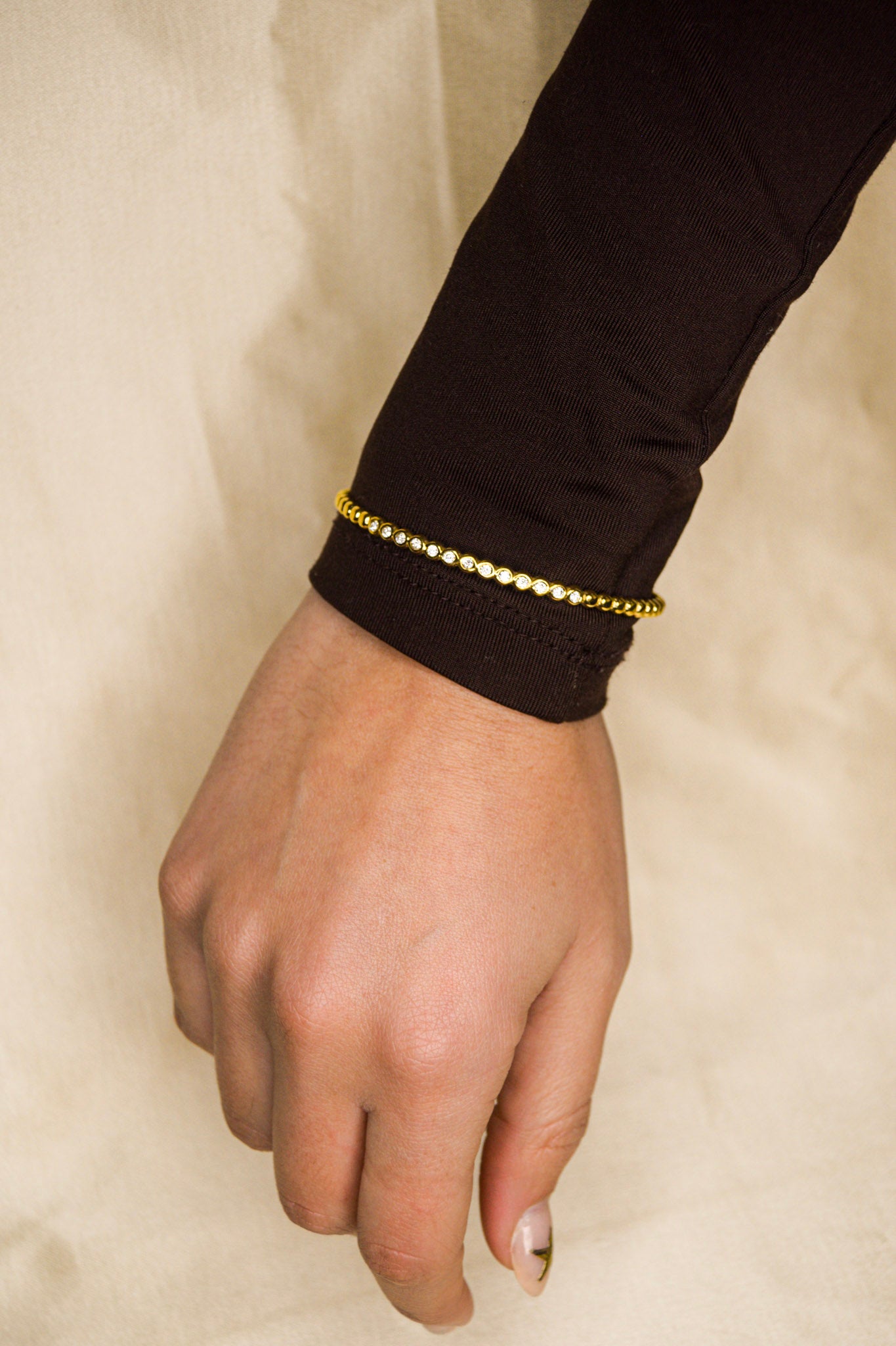 Pulseira dourada com brilhantes pequenos