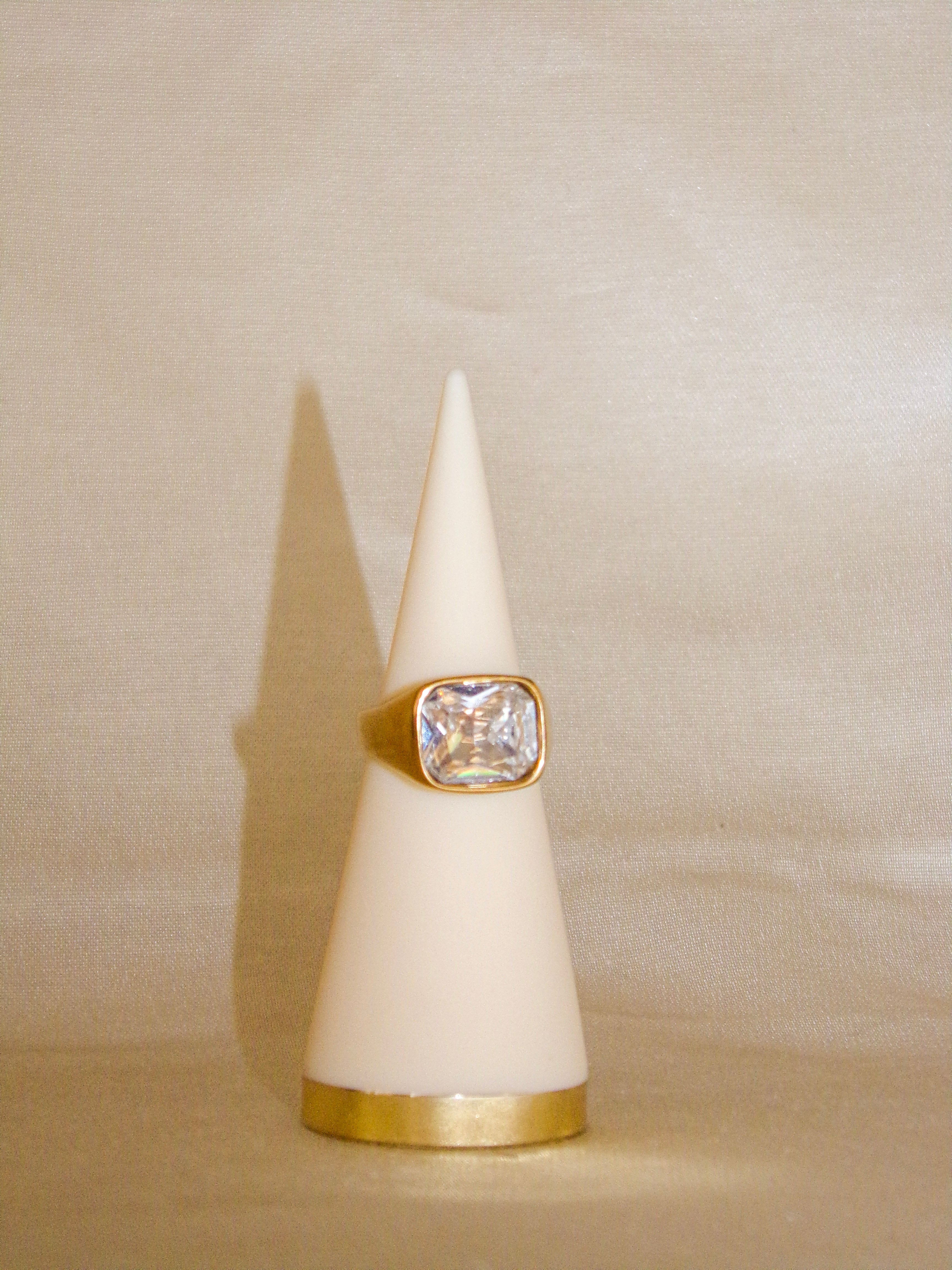 Anel dourado brilhante