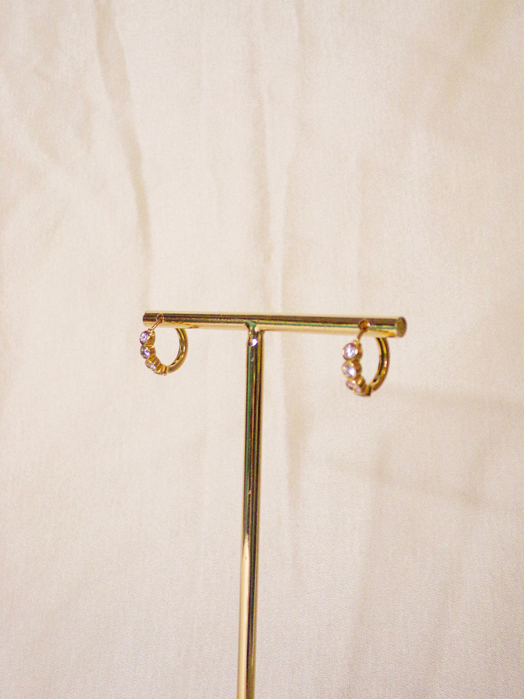 Argolas douradas com brilhantes pequenas