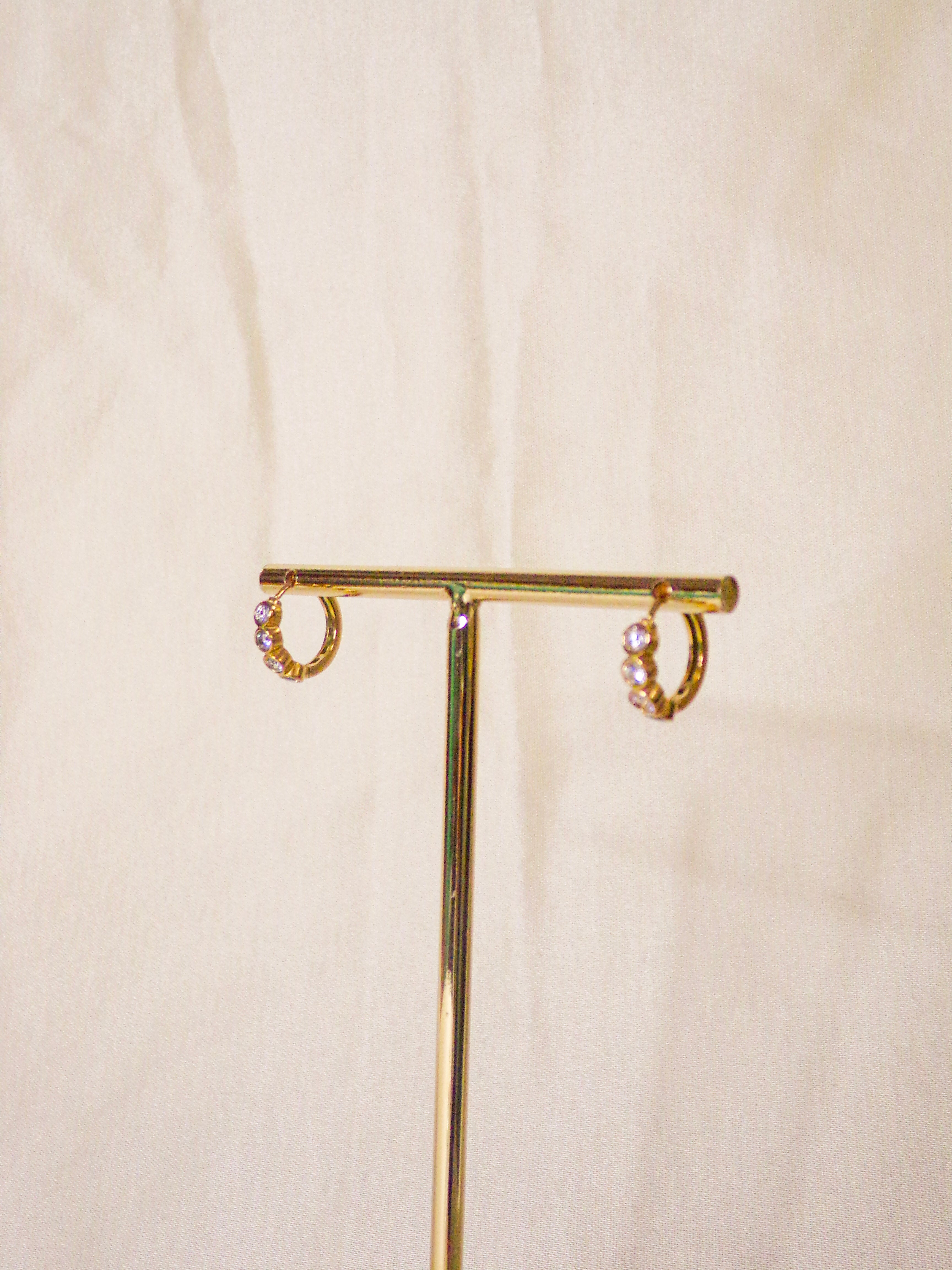 Argolas douradas com brilhantes pequenas