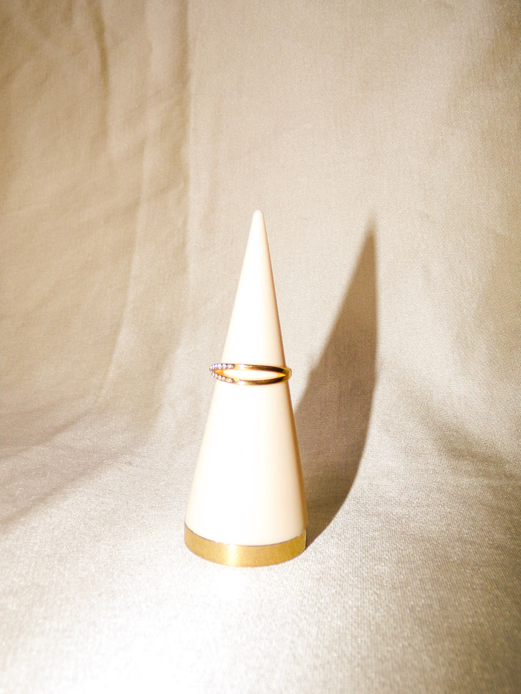 Anel dourado com pedras brilhantes