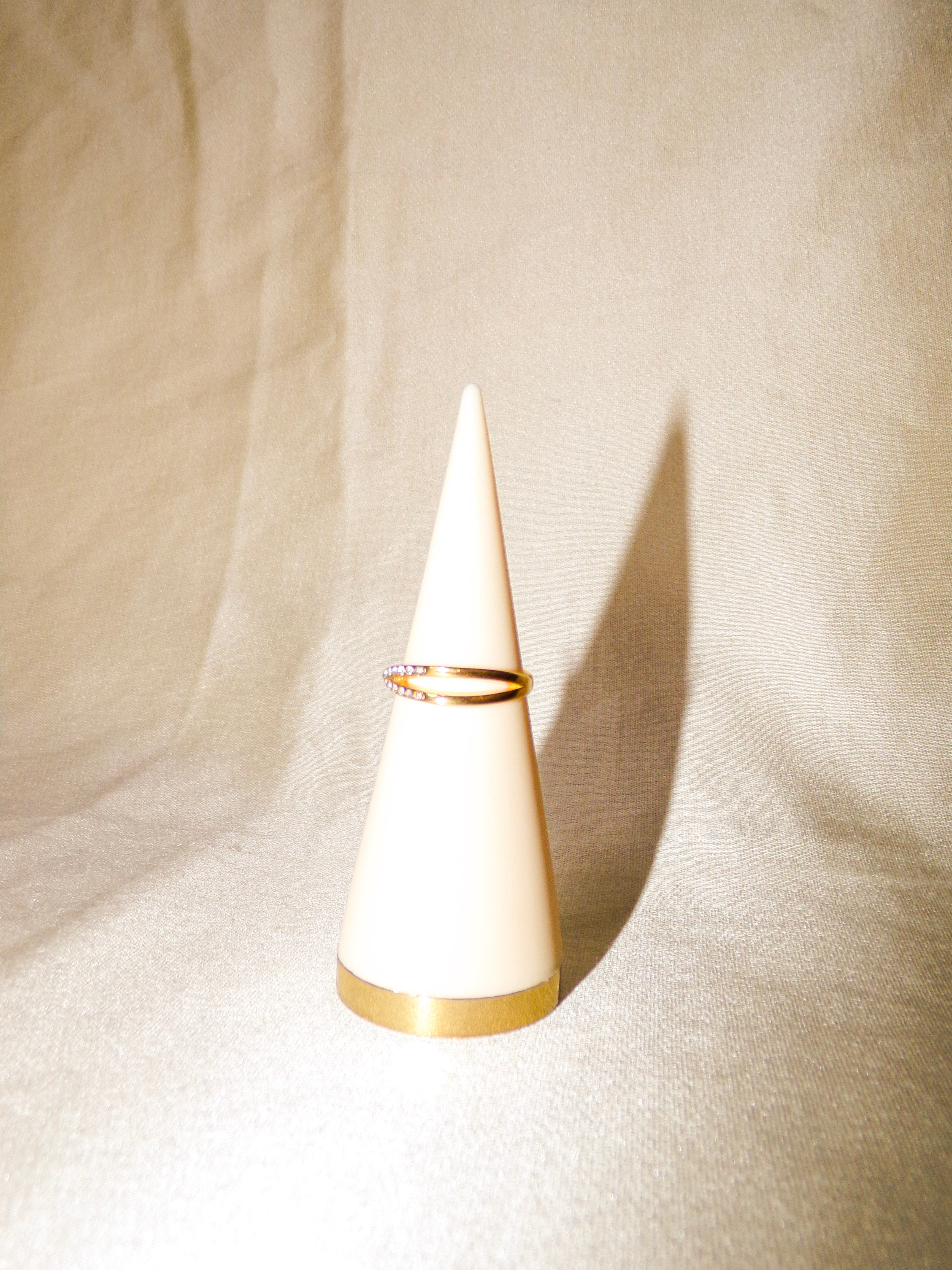 Anel dourado com pedras brilhantes