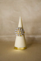 Anel dourado pedras brancas