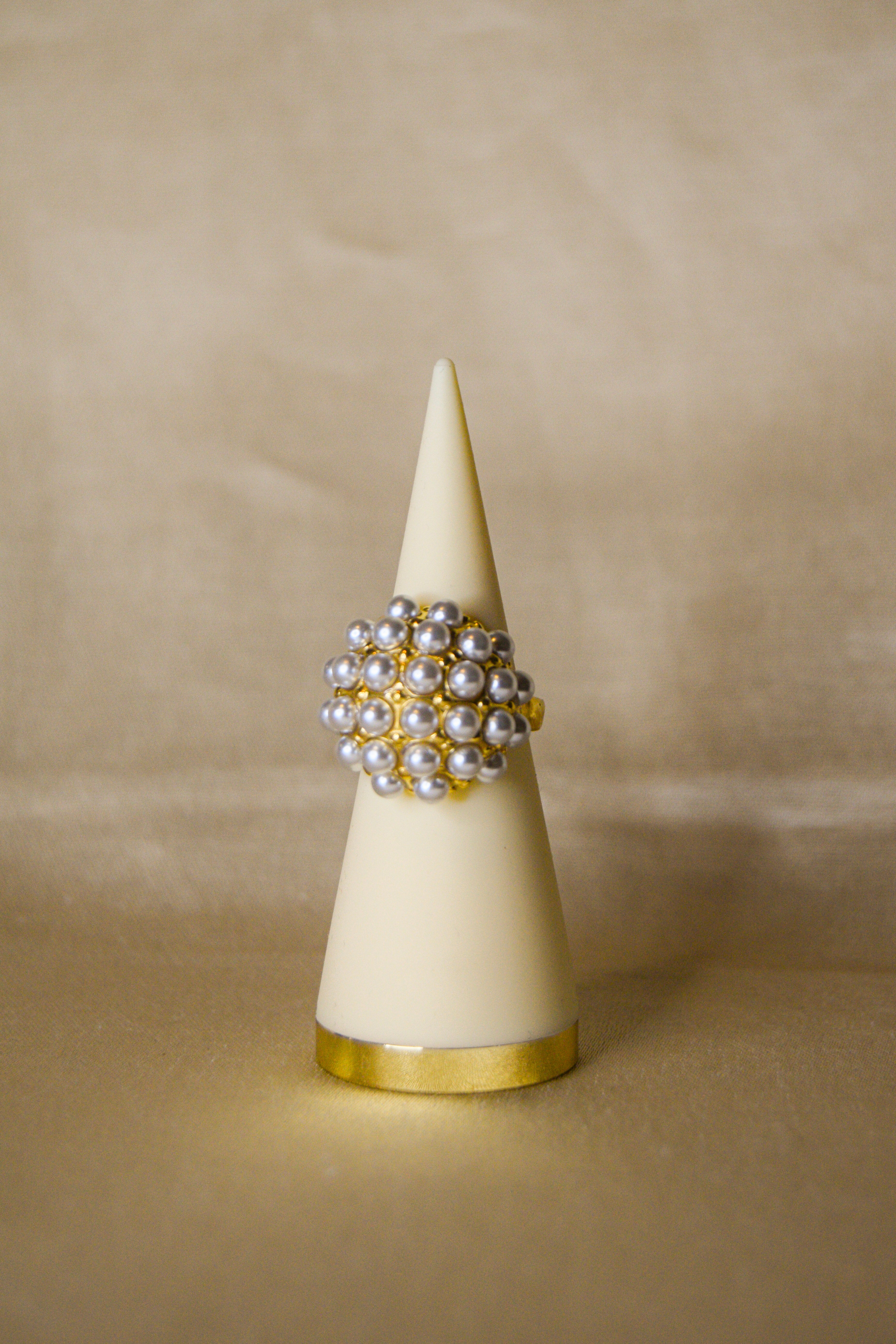 Anel dourado pedras brancas