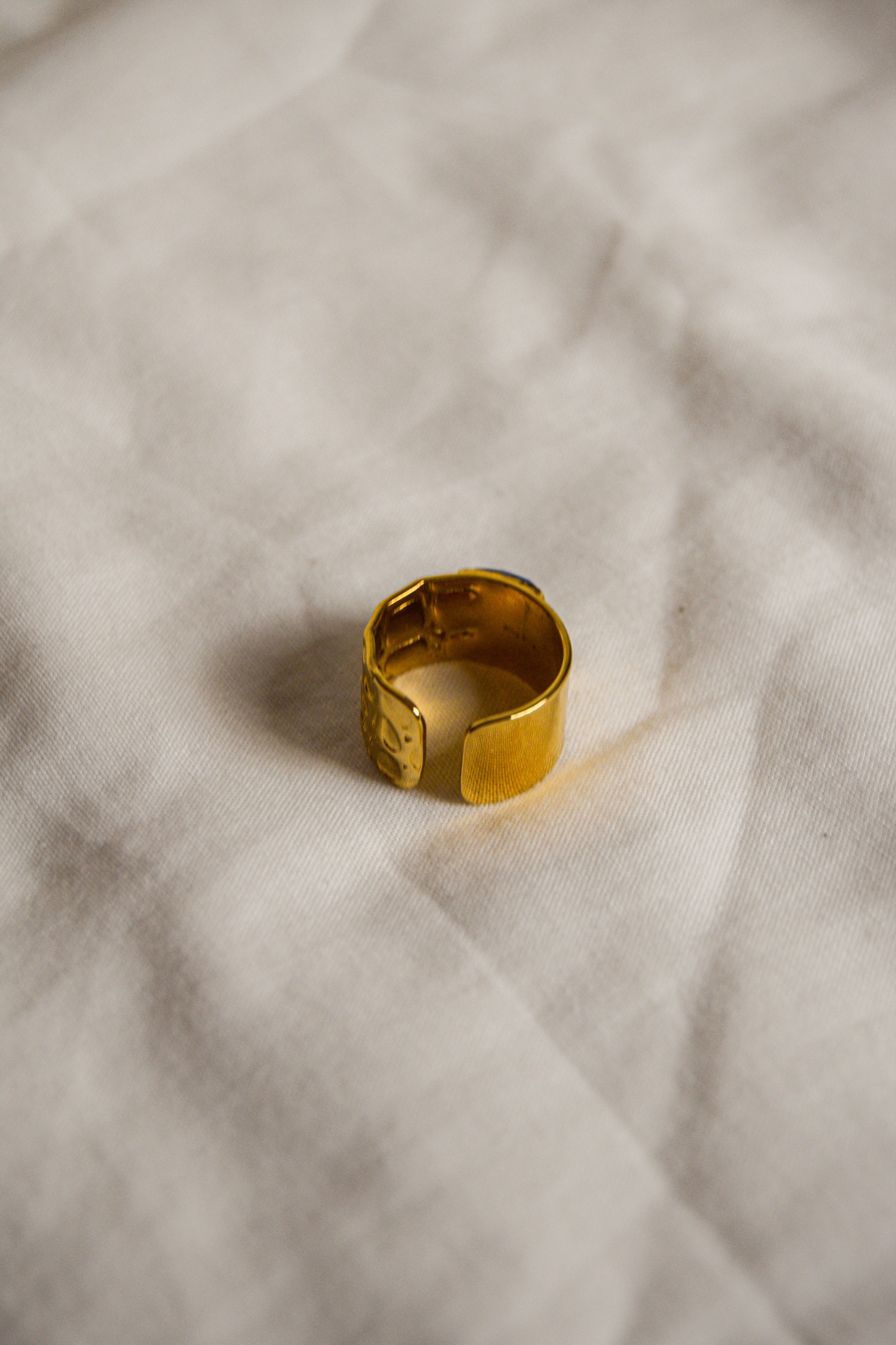 Anel dourado Pedra Azul