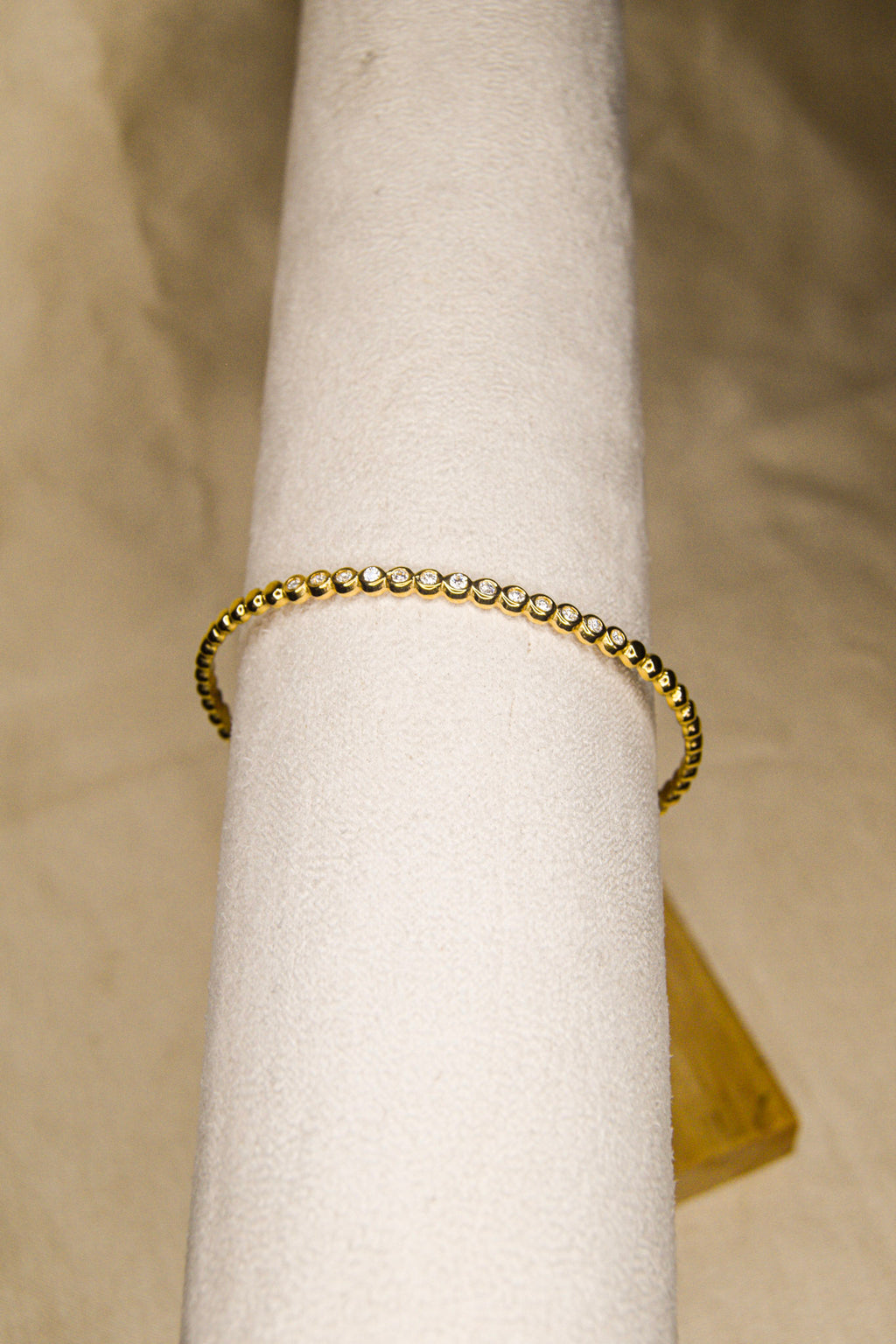 Pulseira dourada com brilhantes pequenos