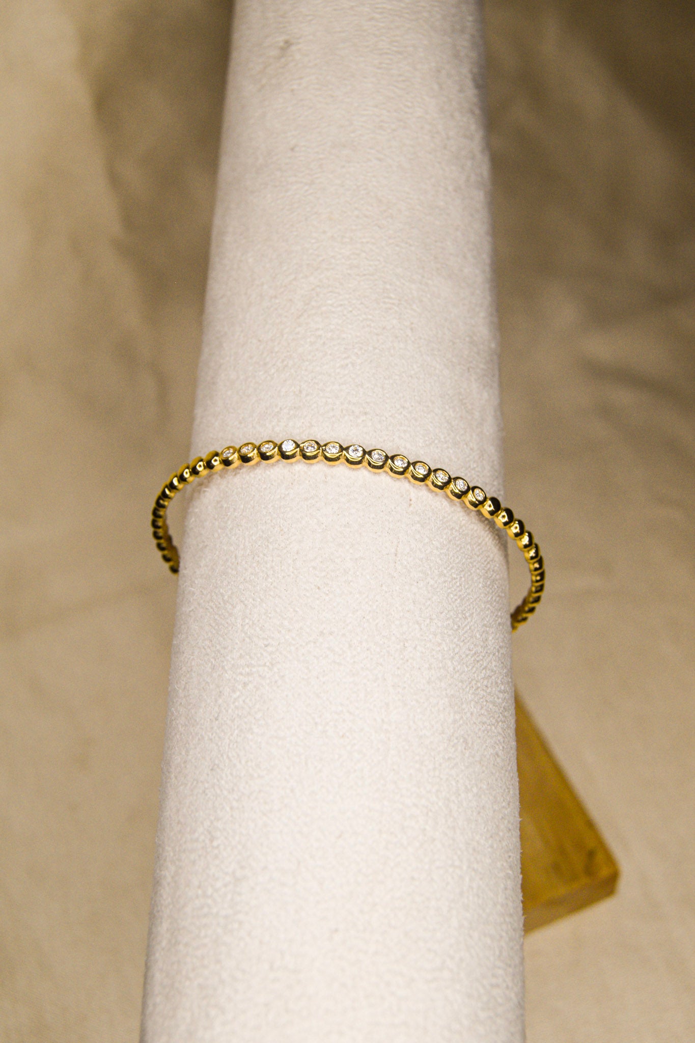 Pulseira dourada com brilhantes pequenos