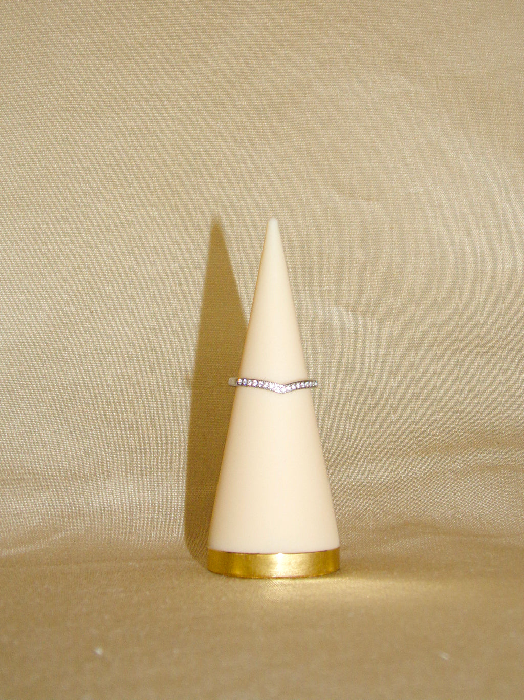 Anel prateado com brilhantes