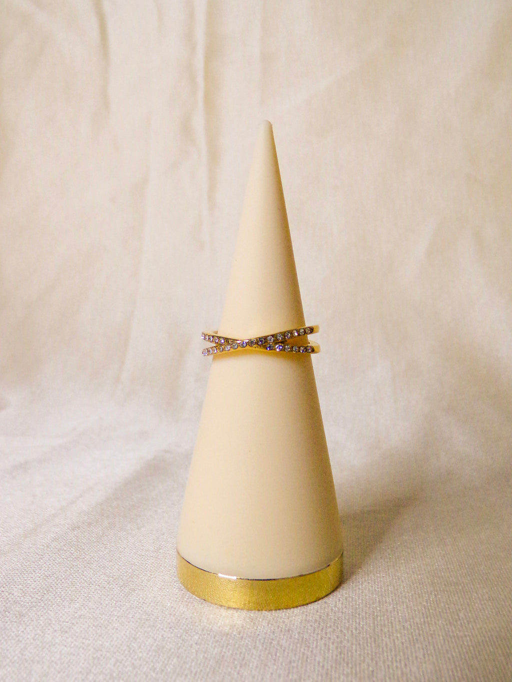 Anel dourado com pedras brilhantes