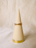 Anel dourado com pedras brilhantes