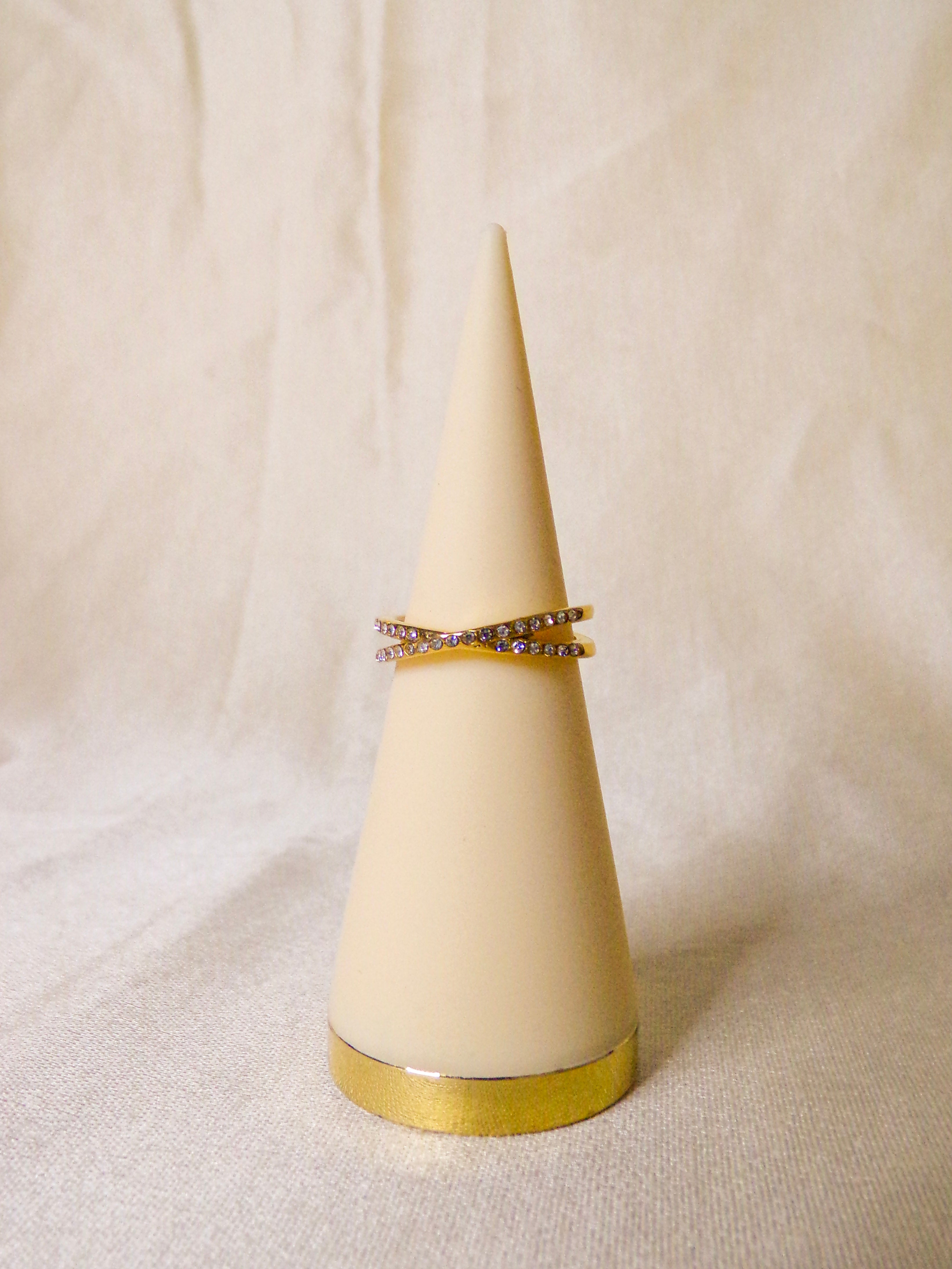 Anel dourado com pedras brilhantes