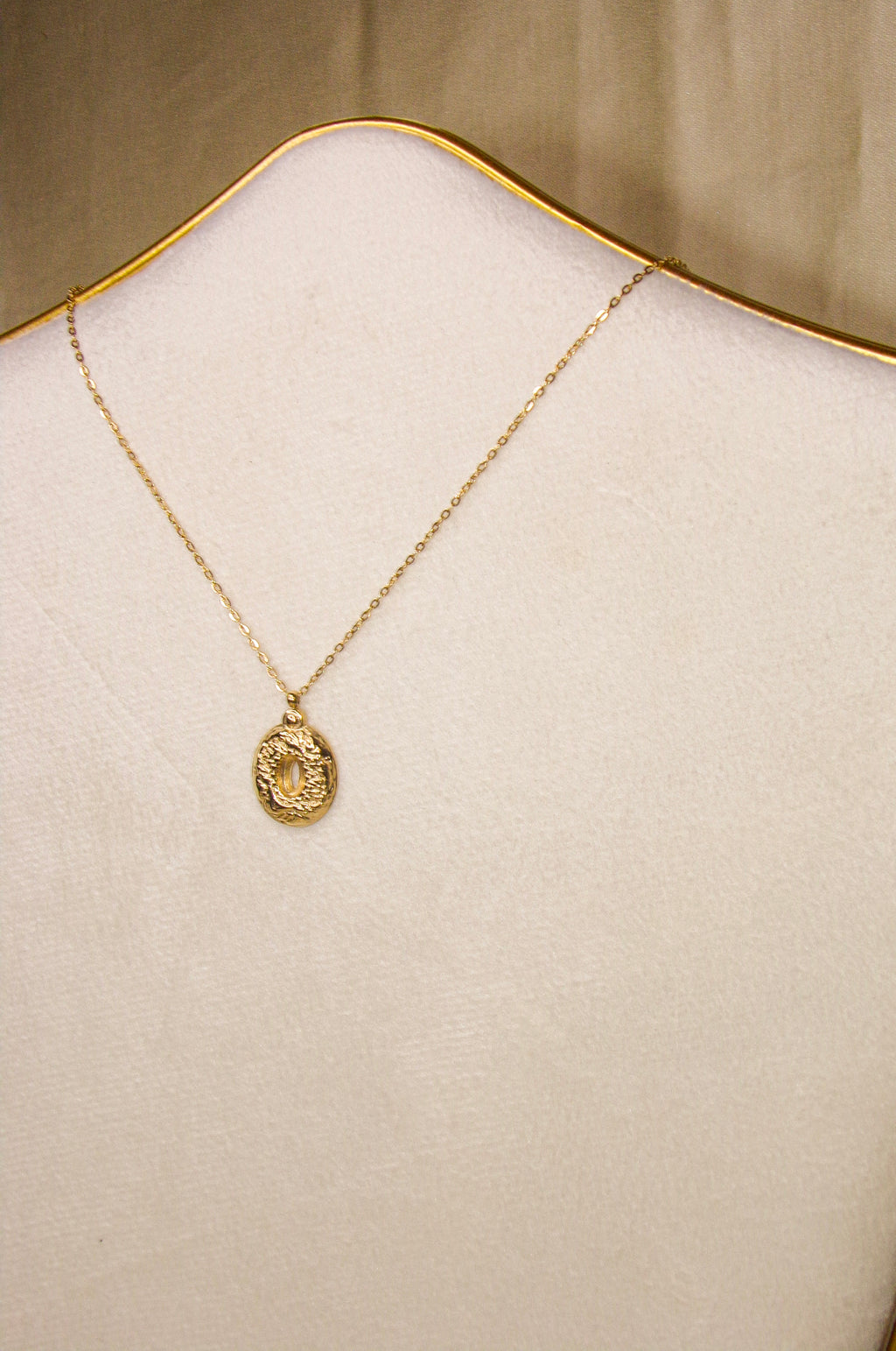 Colar dourado pedra oval