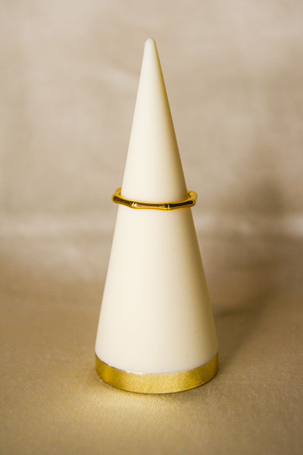 Anel dourado fino hexagonal