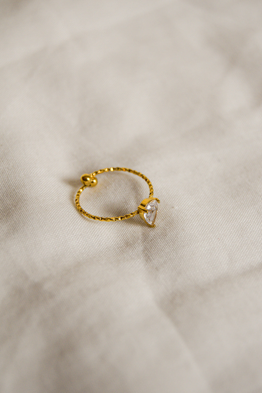 Anel dourado Pedra Fino