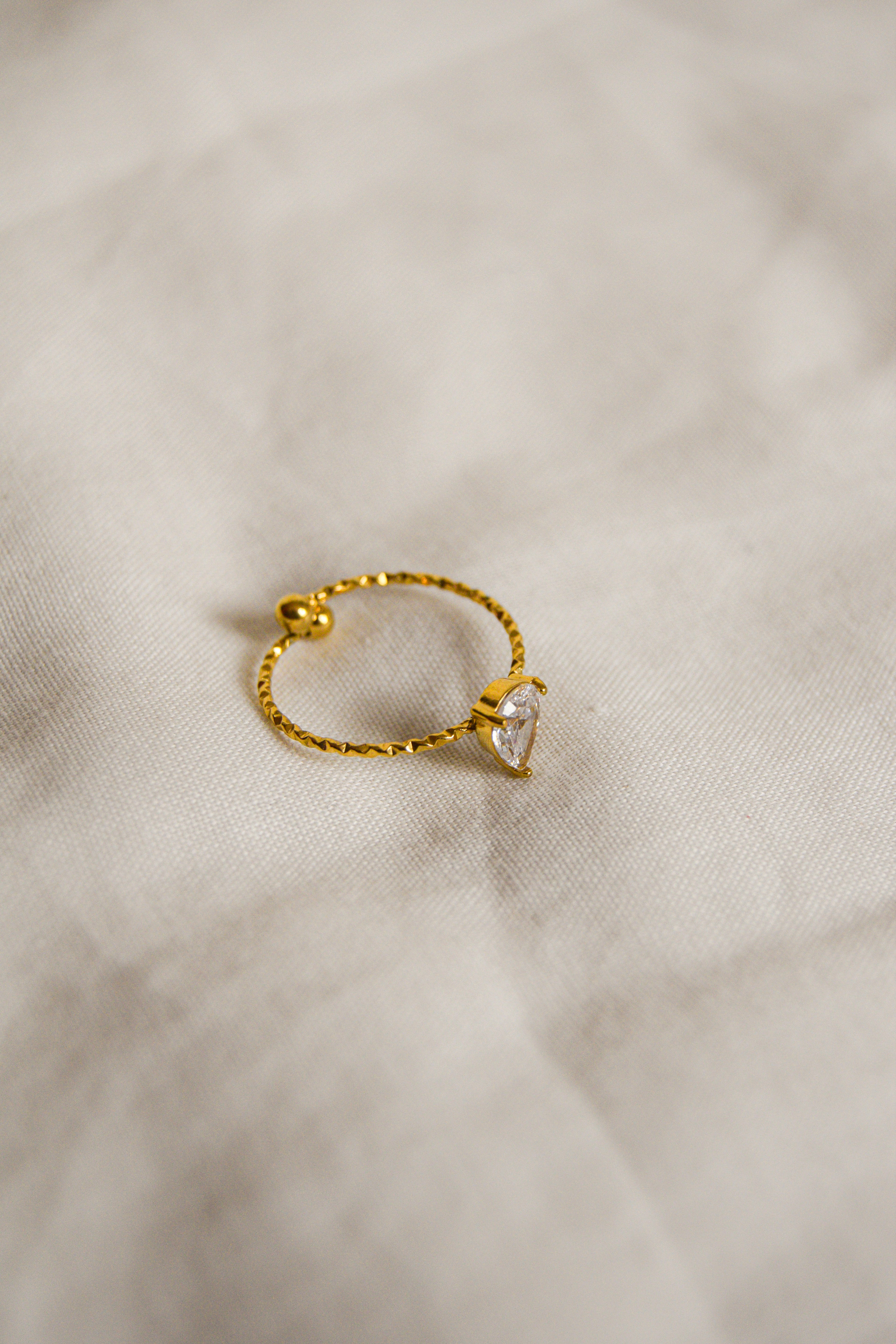 Anel dourado Pedra Fino