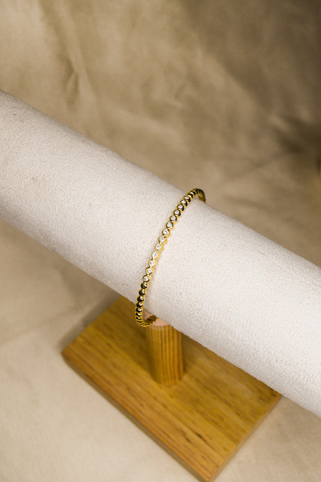 Pulseira dourada com brilhantes pequenos