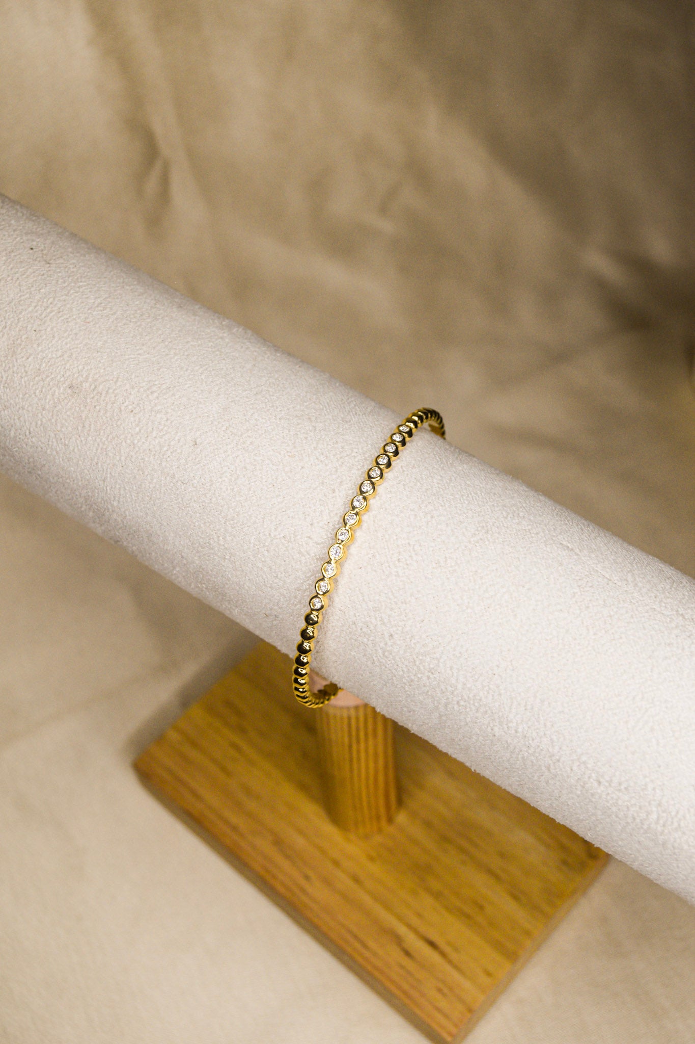 Pulseira dourada com brilhantes pequenos