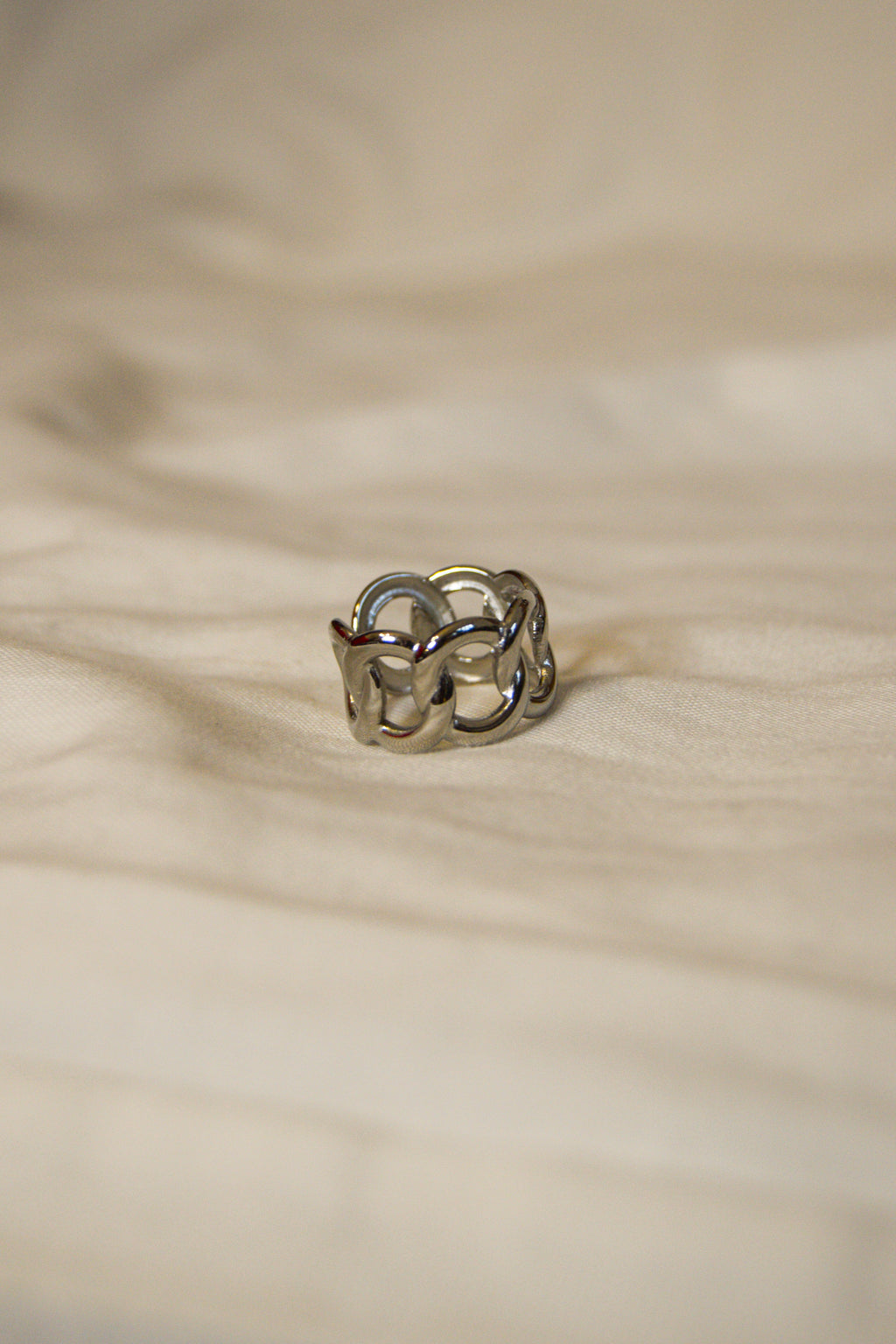 Anel prateado corrente