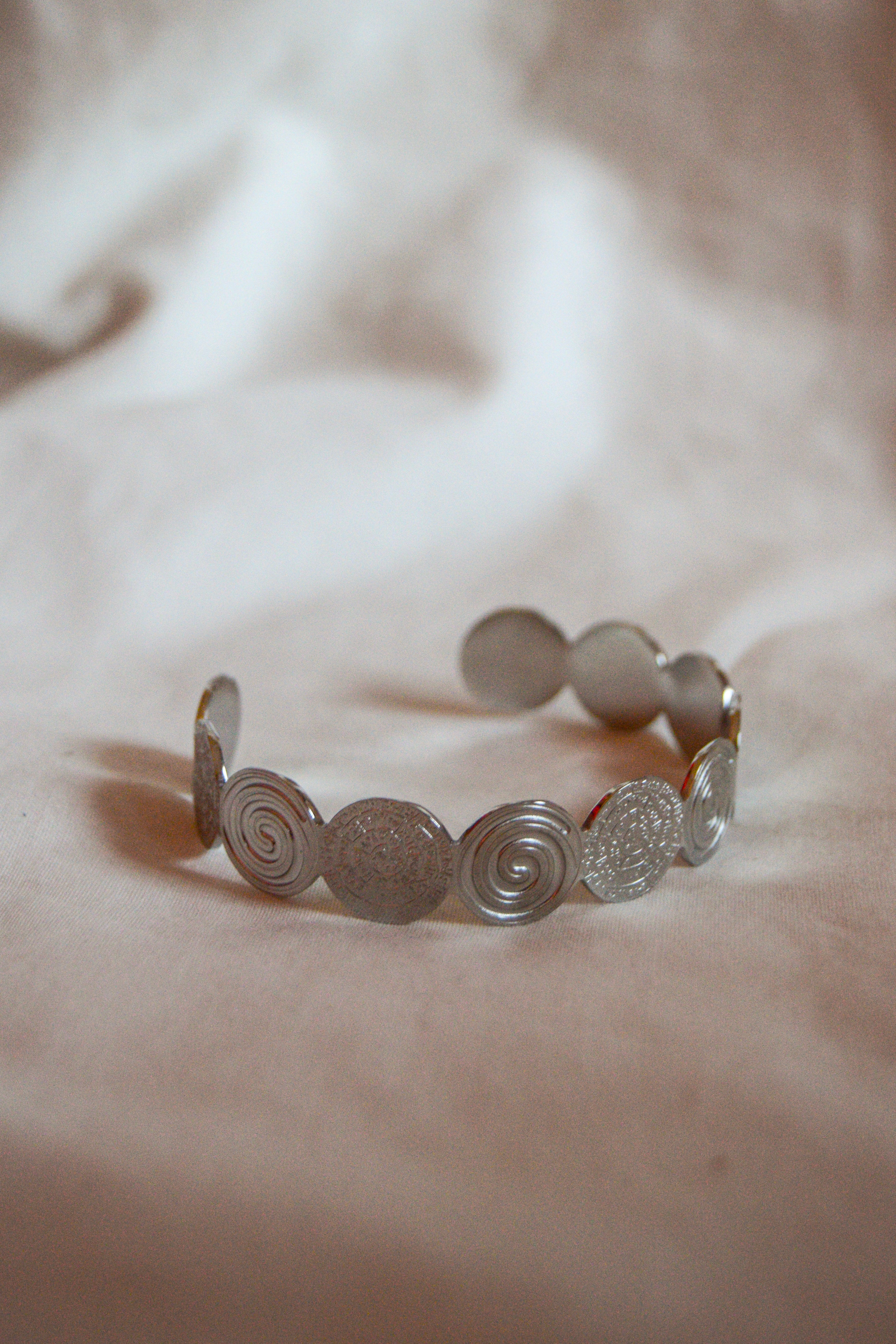 Pulseira prateada ondas