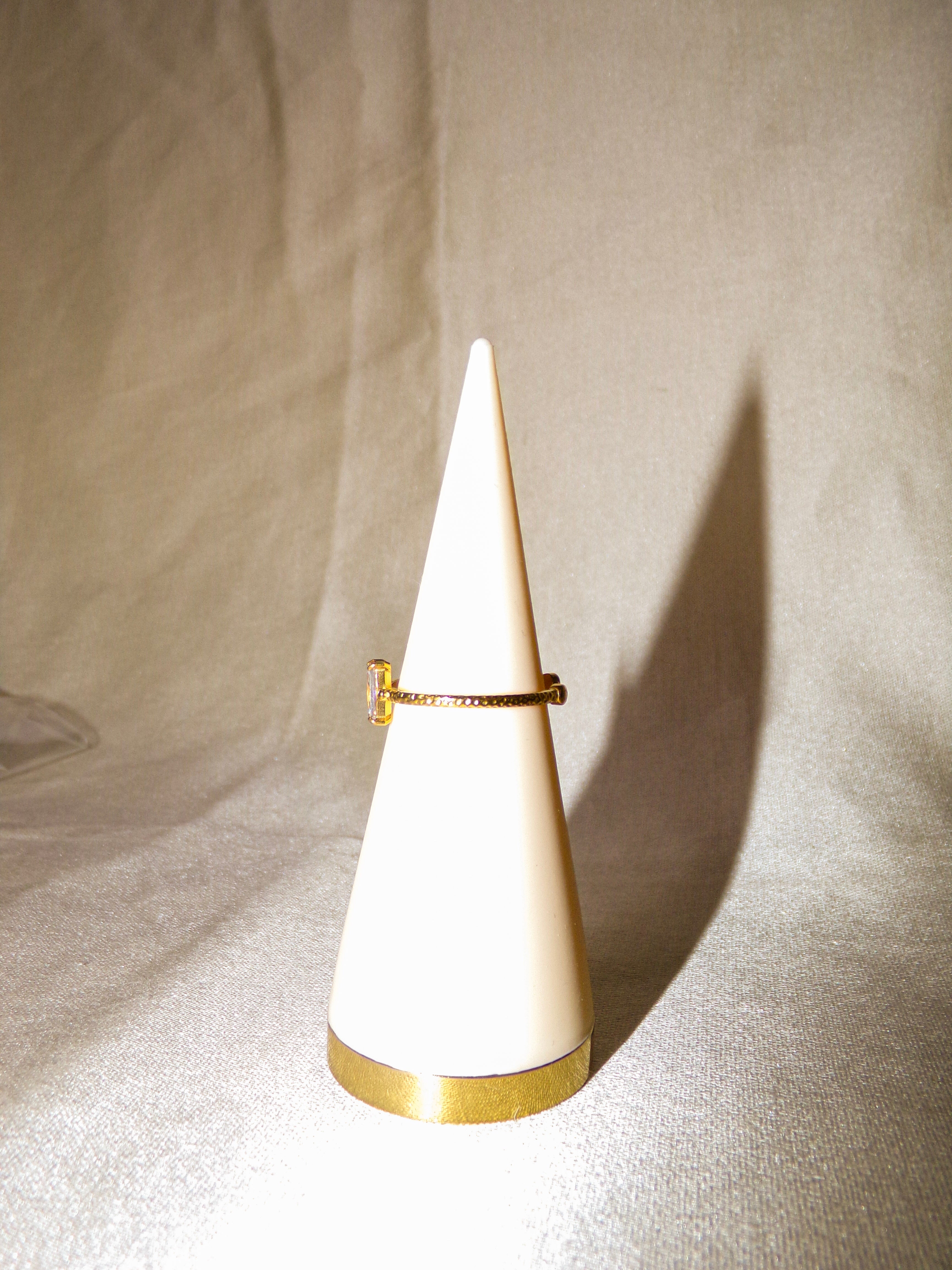 Anel dourado com pedra retangular