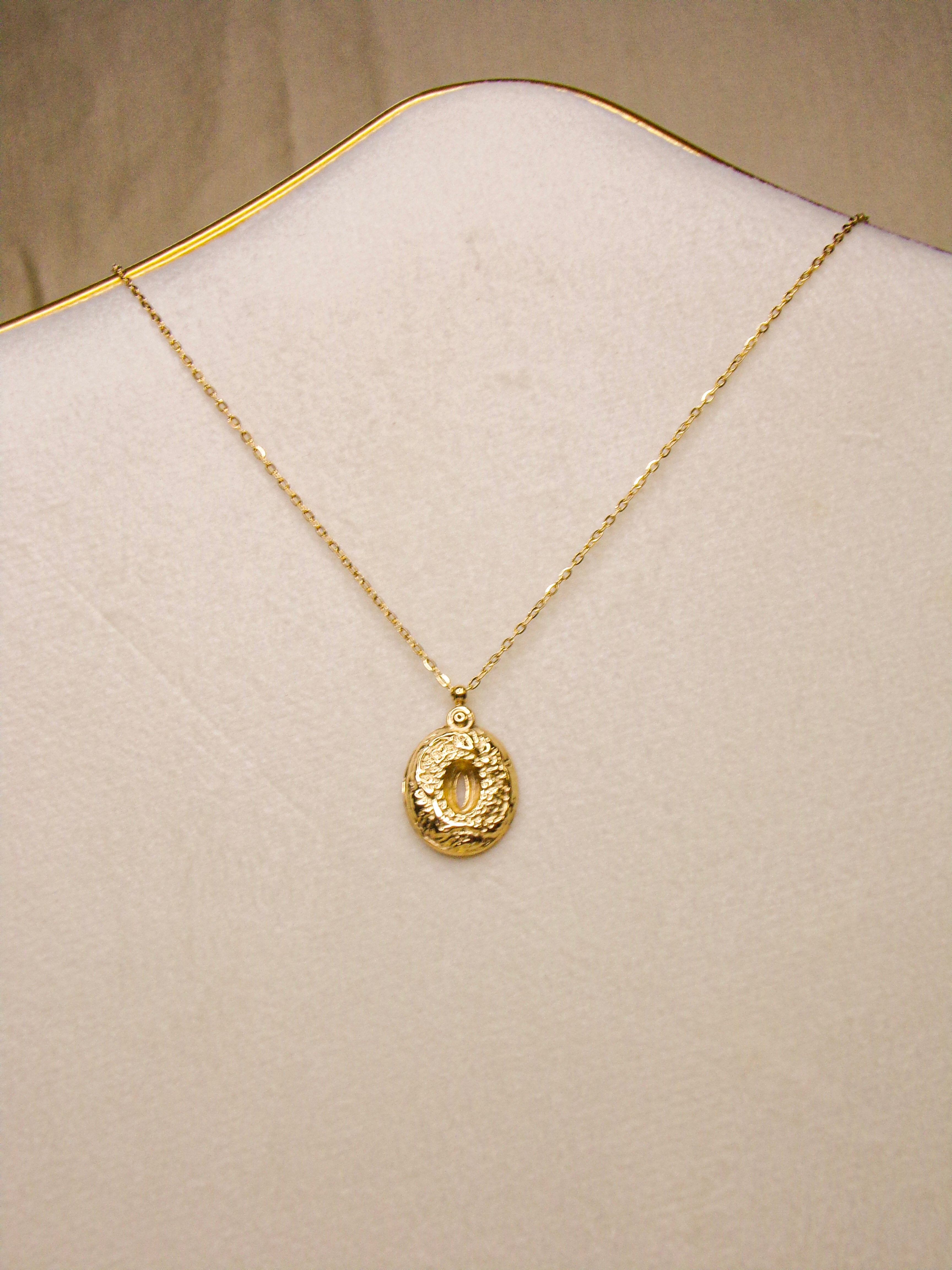 Colar dourado pedra oval