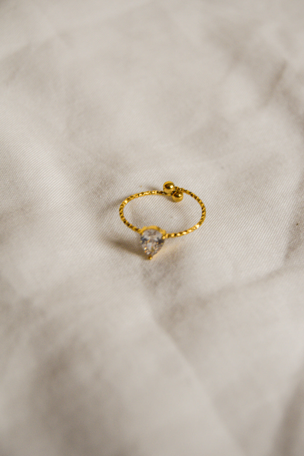 Anel dourado Pedra Fino