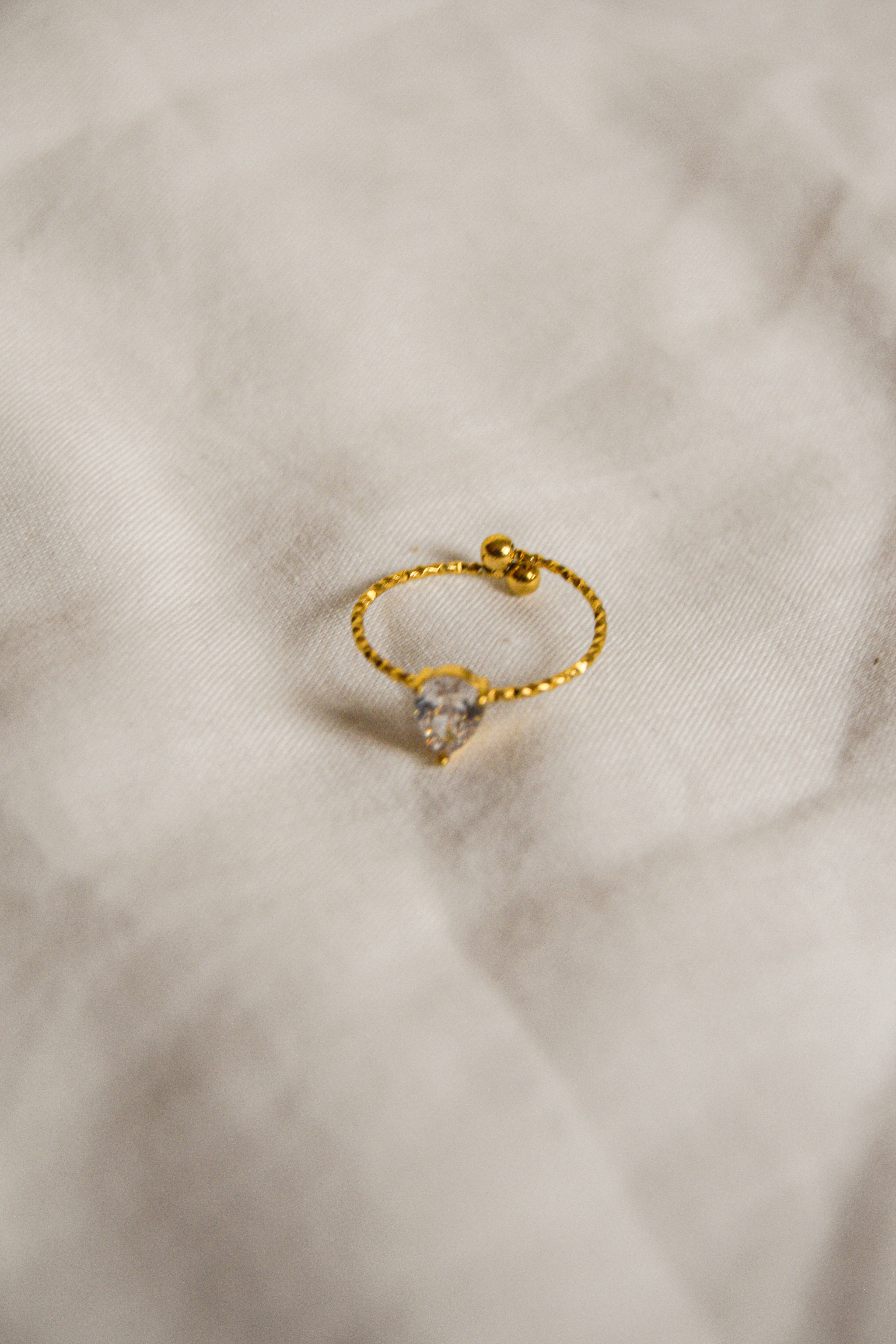 Anel dourado Pedra Fino