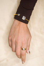 Pulseira dourada aberta com brilhantes