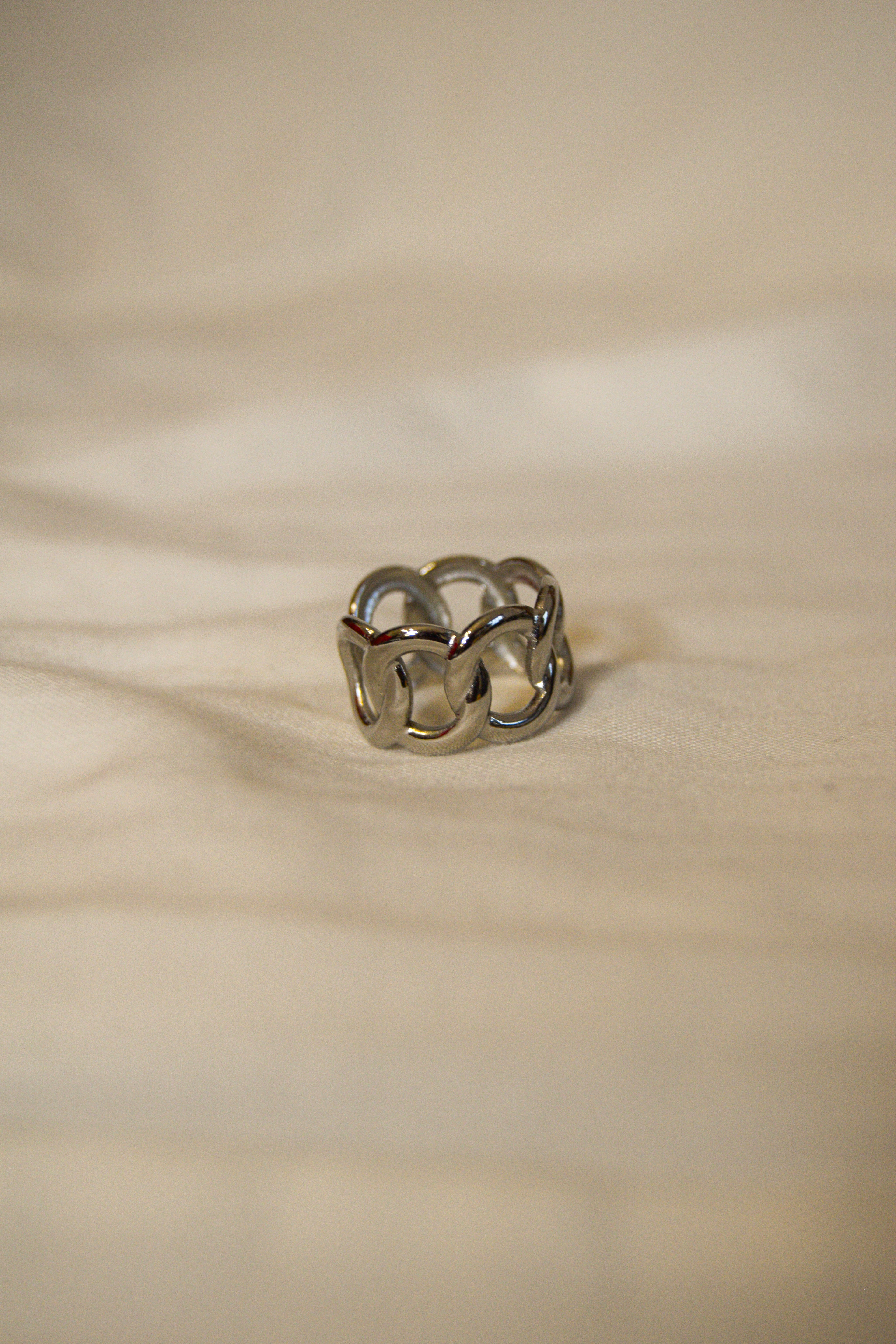 Anel prateado corrente