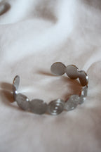 Pulseira prateada ondas