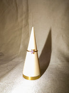 Anel dourado com pedra retangular