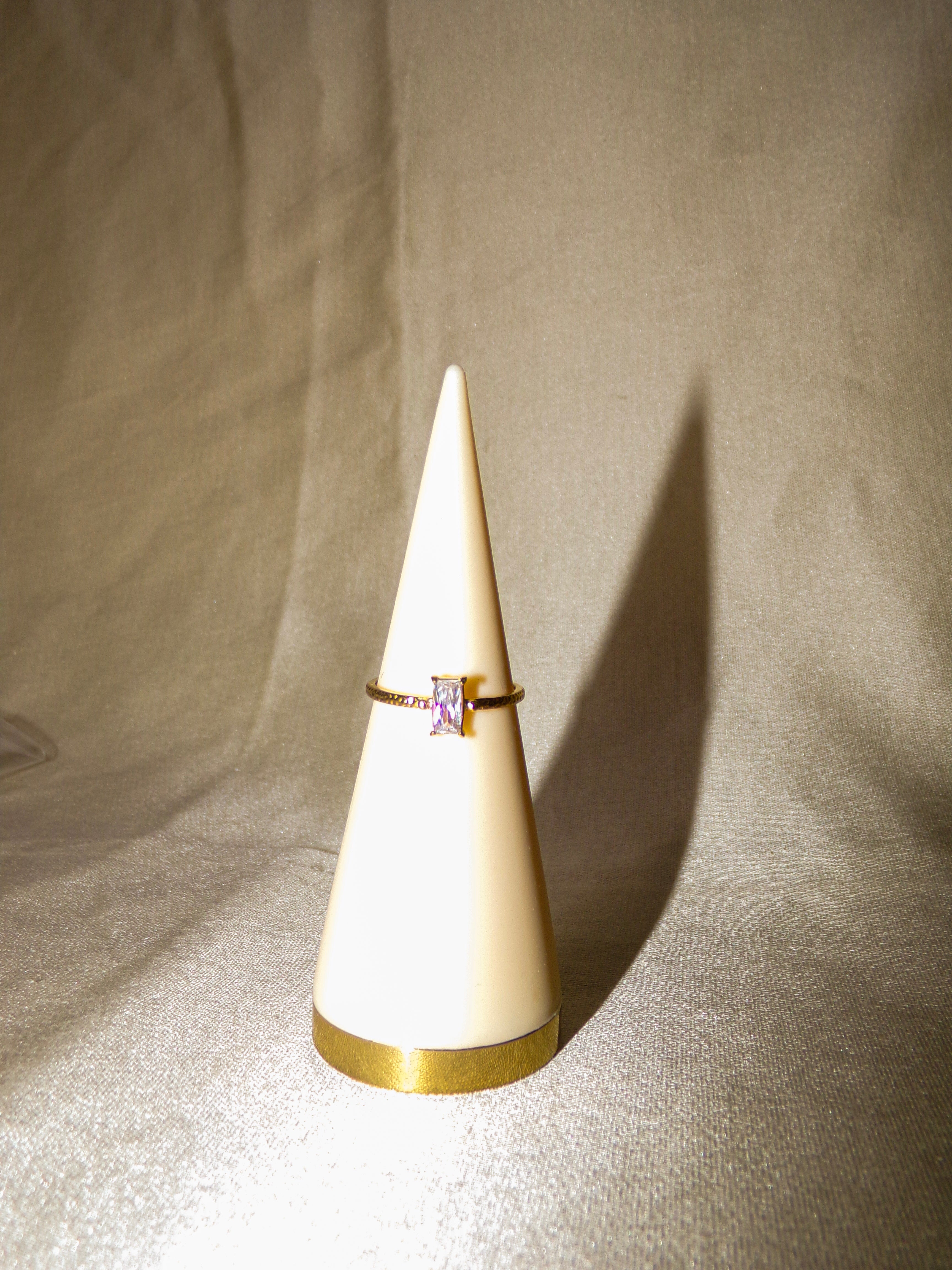 Anel dourado com pedra retangular