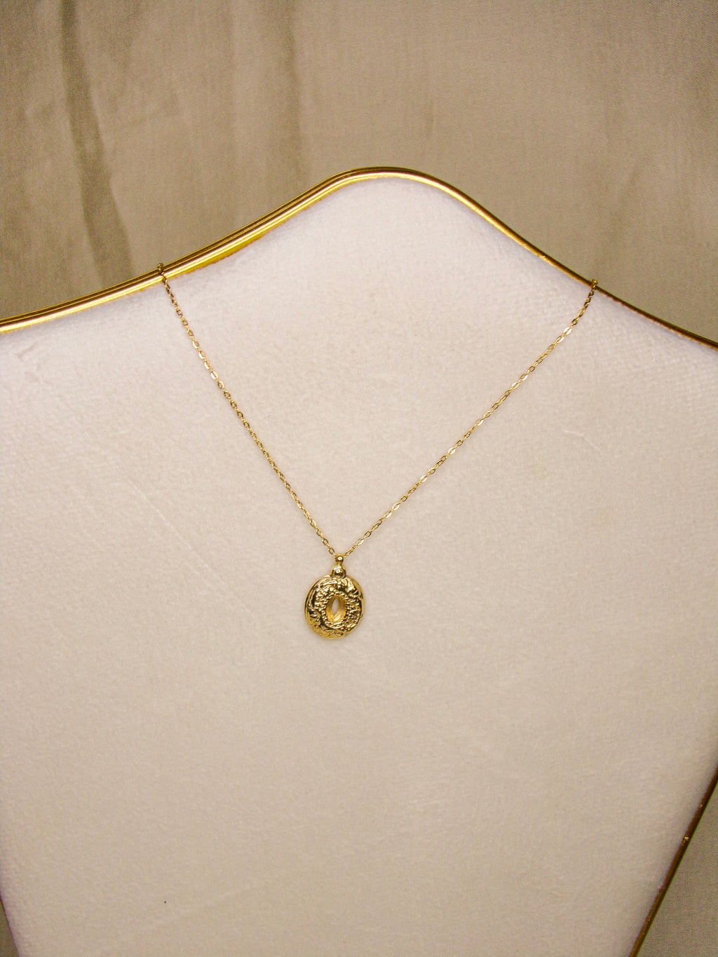 Colar dourado pedra oval