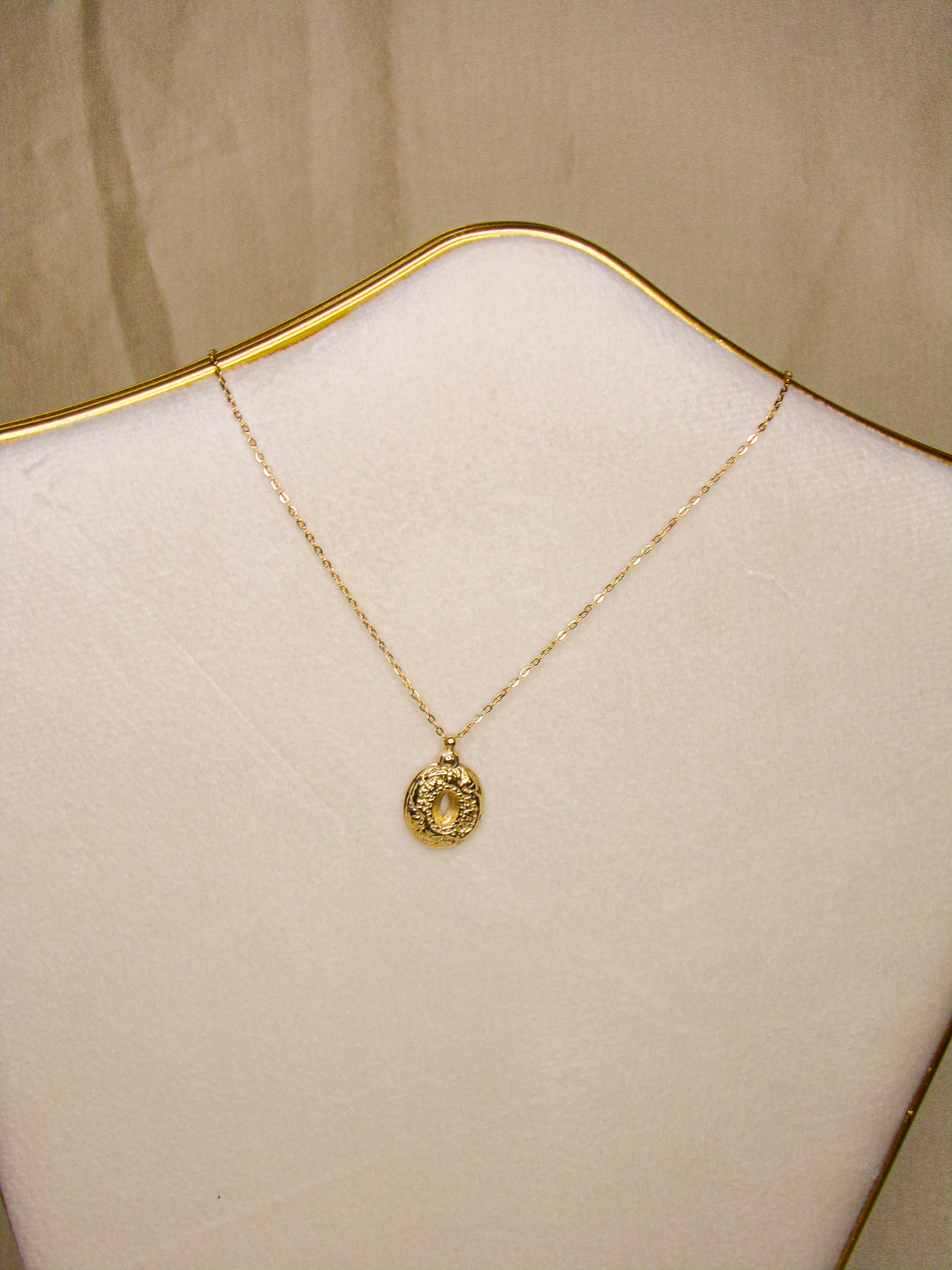 Colar dourado pedra oval