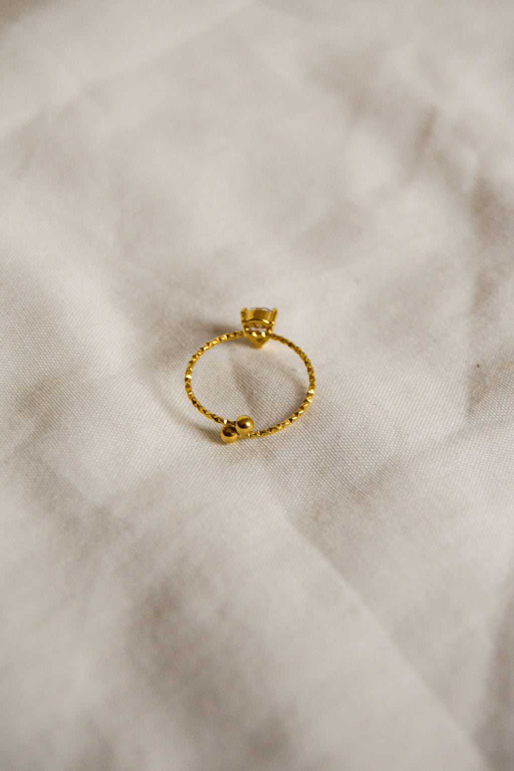 Anel dourado Pedra Fino