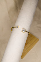 Pulseira dourada aberta com brilhantes