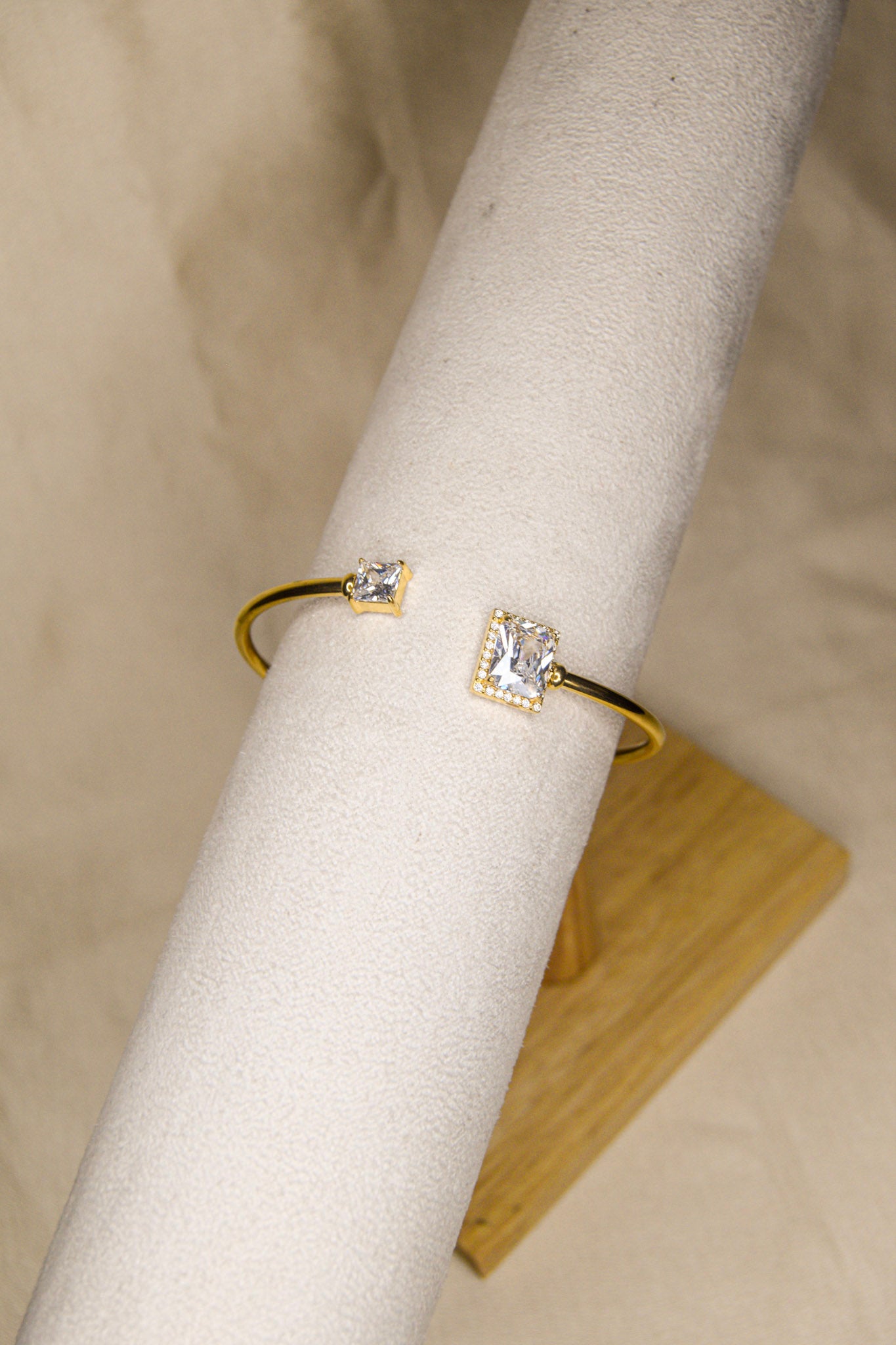 Pulseira dourada aberta com brilhantes