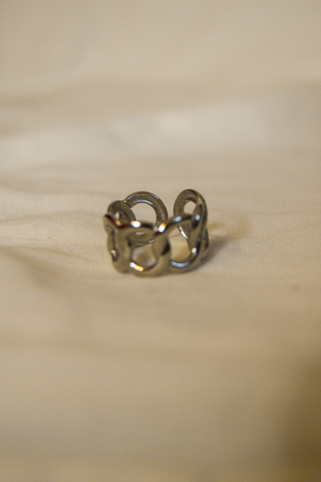 Anel prateado corrente