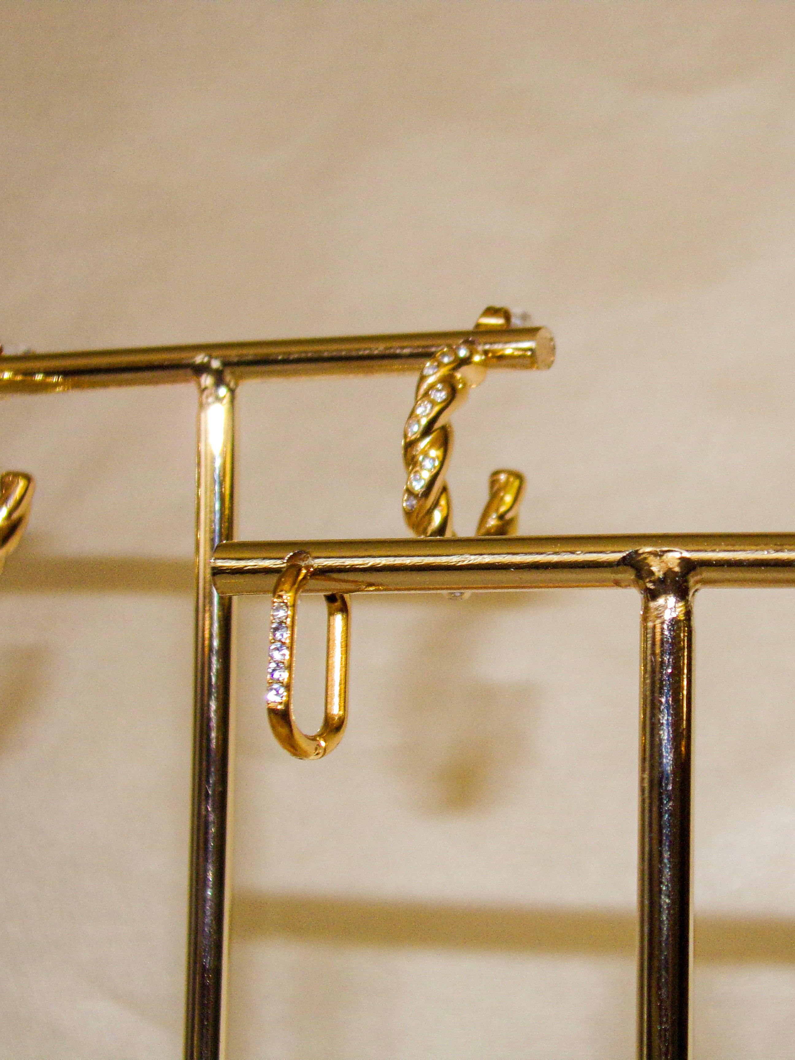 Argolas douradas com brilhantes