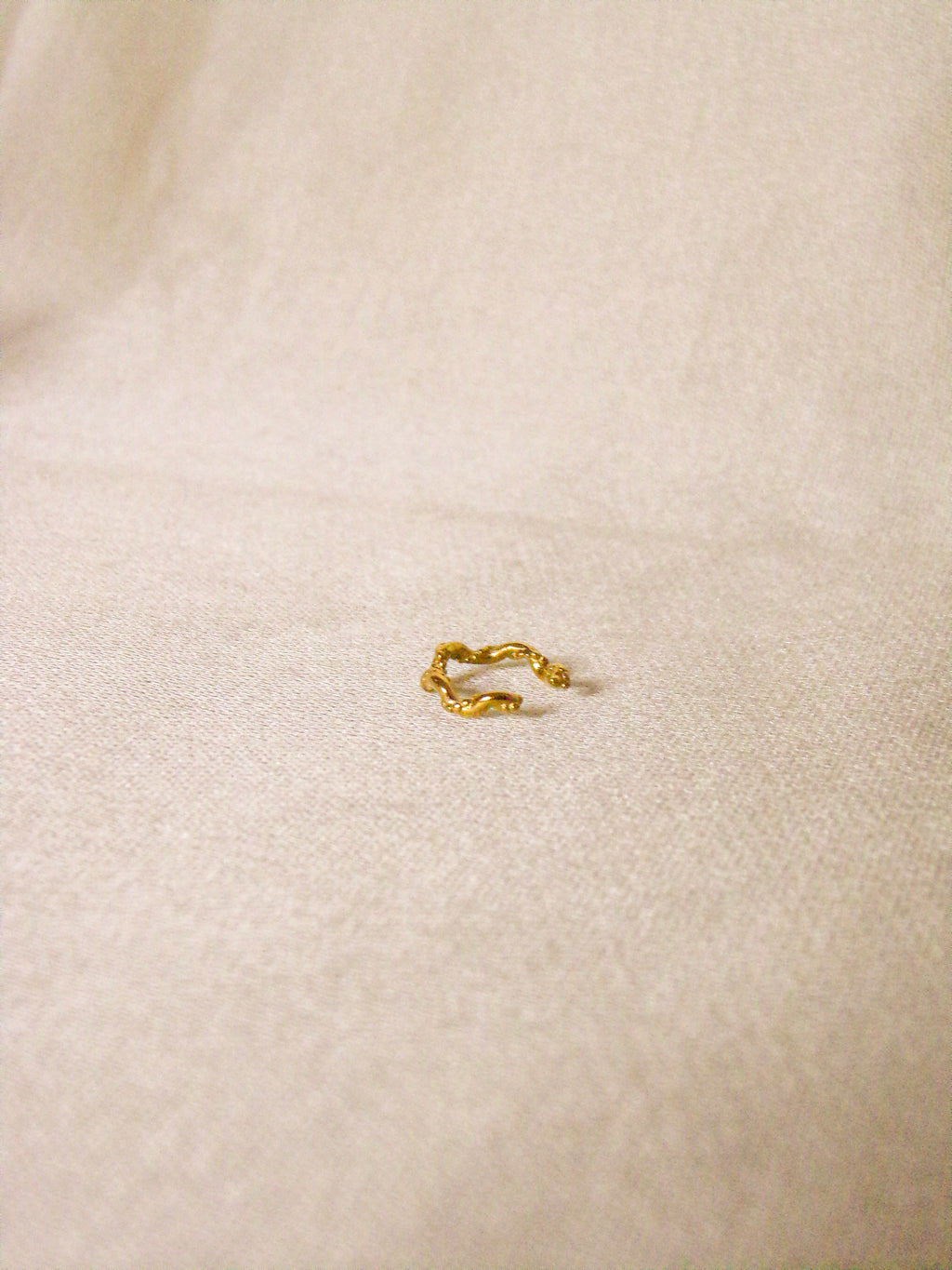 Earcuff dourado ondas