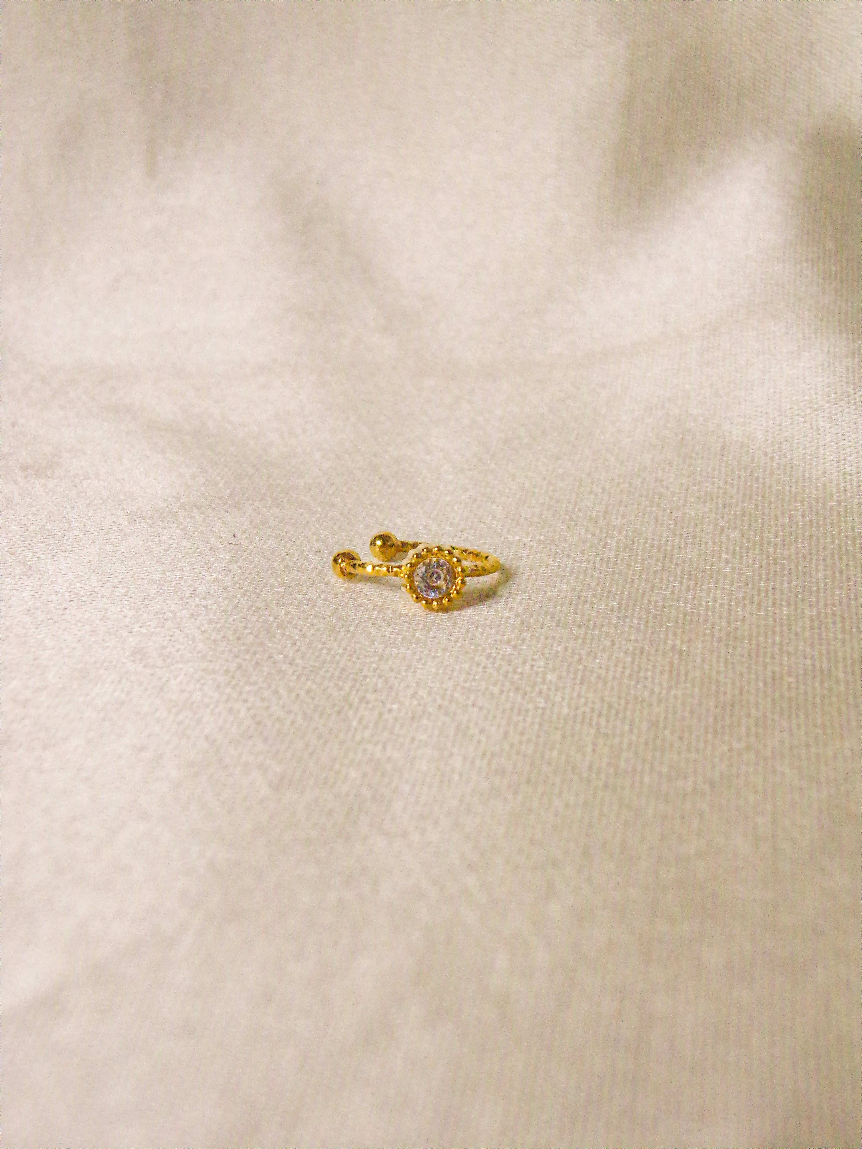 Earcuff dourado com pedra brilhante