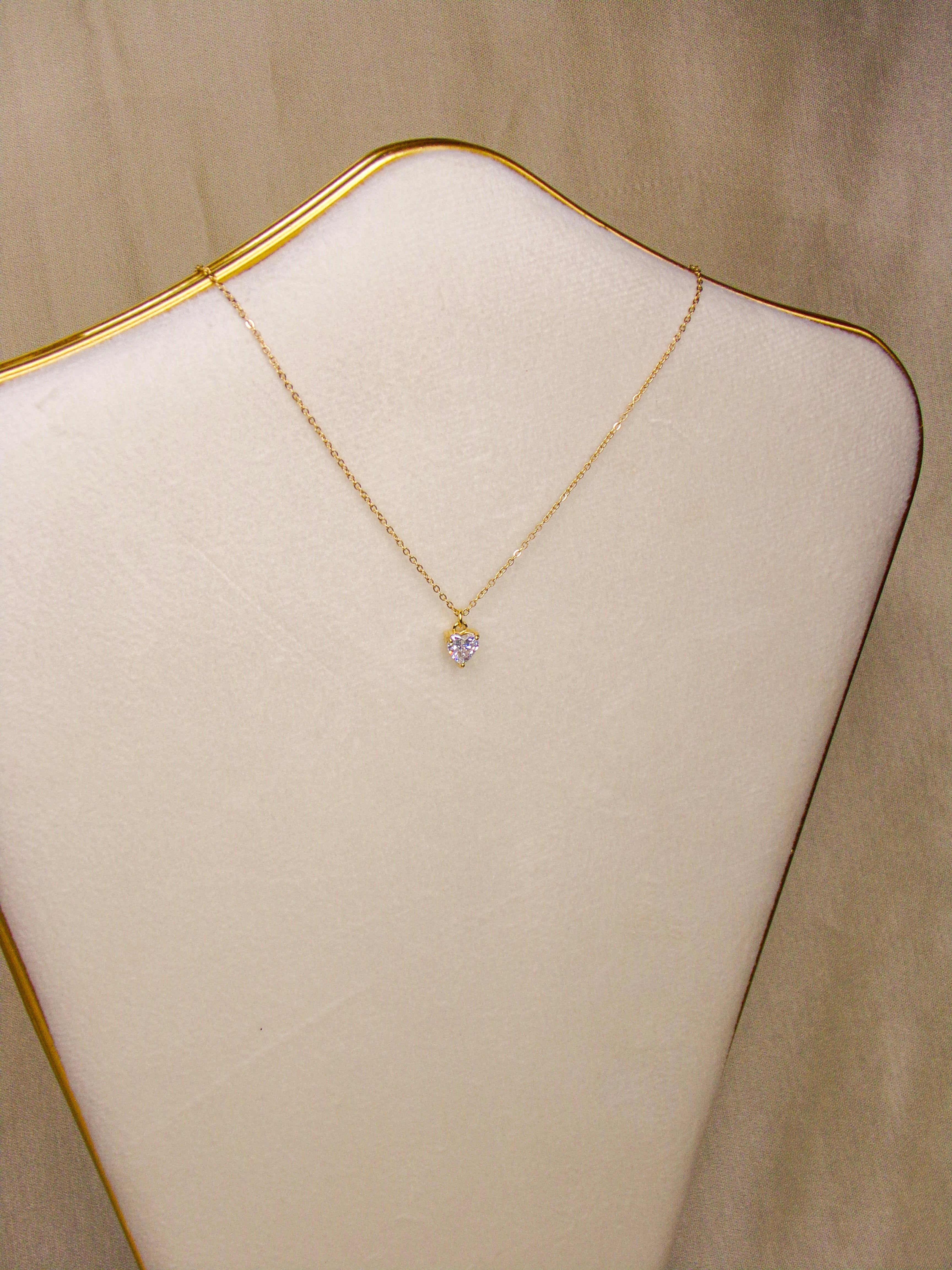 Colar dourado com pendente coração