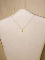 Colar dourado fino com gota