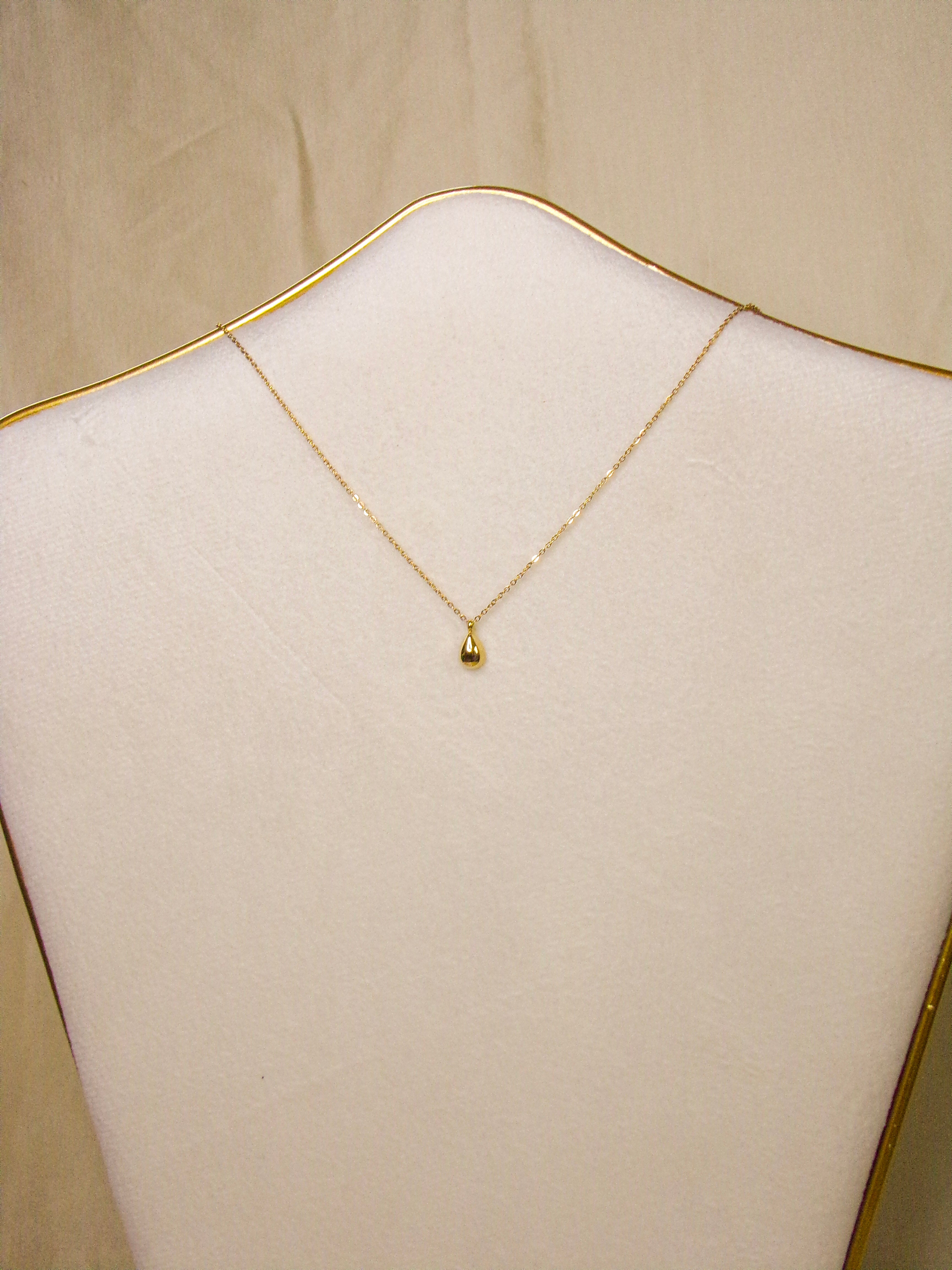 Colar dourado fino com gota