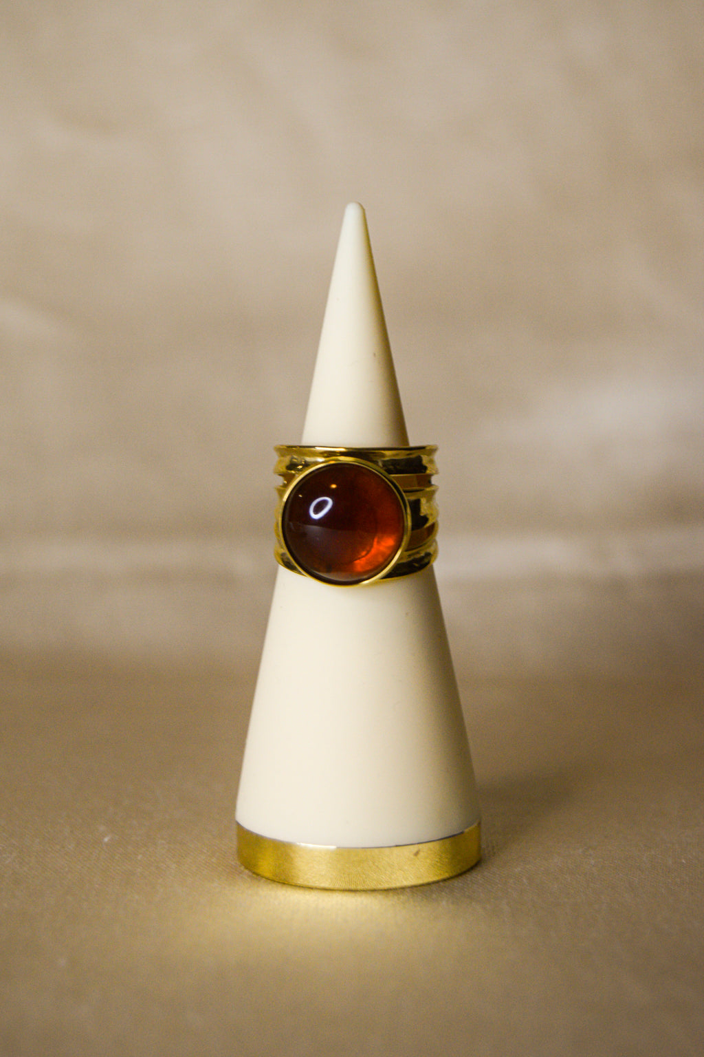 Anel dourado pedra castanha