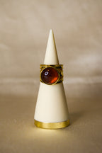 Anel dourado pedra castanha