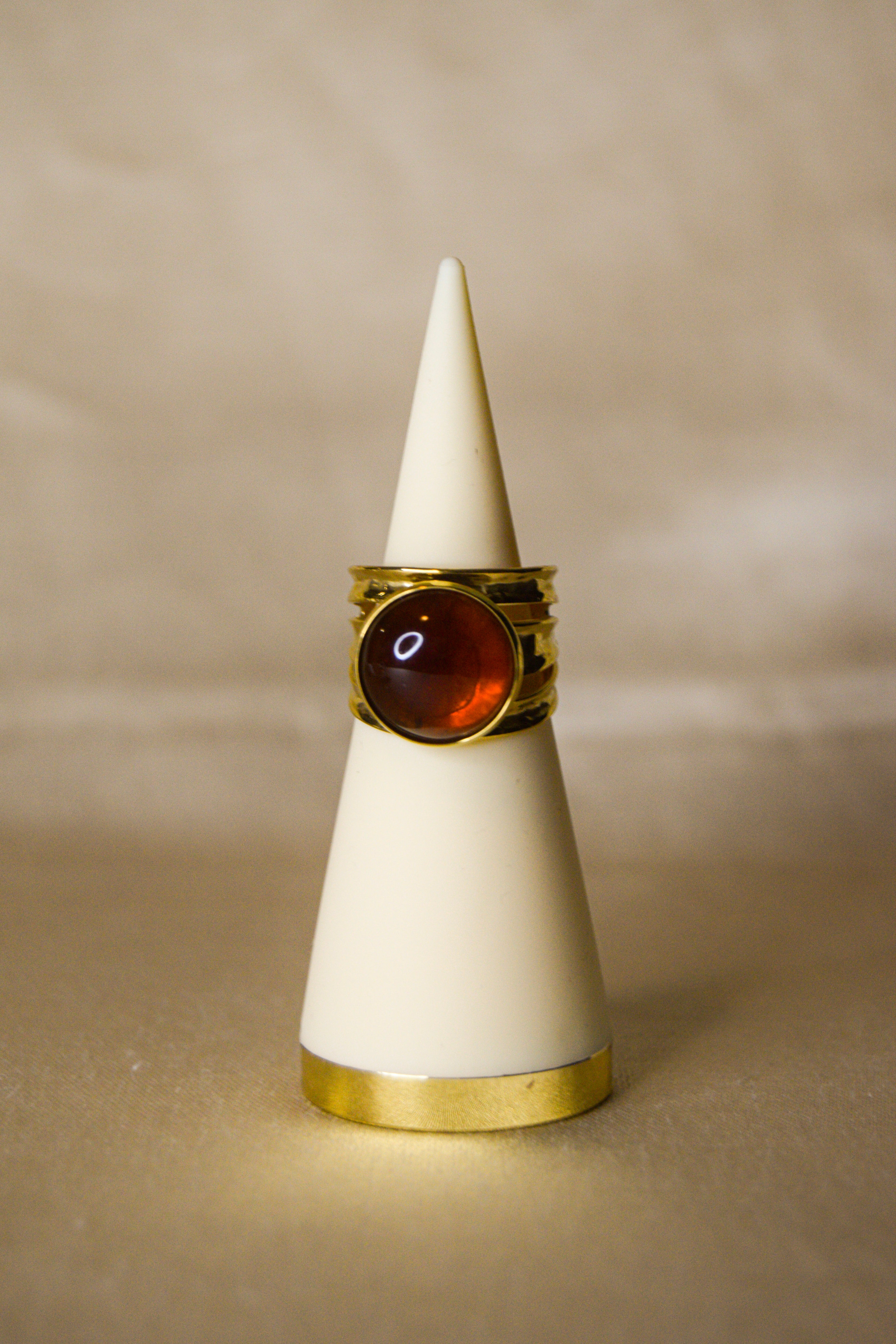 Anel dourado pedra castanha